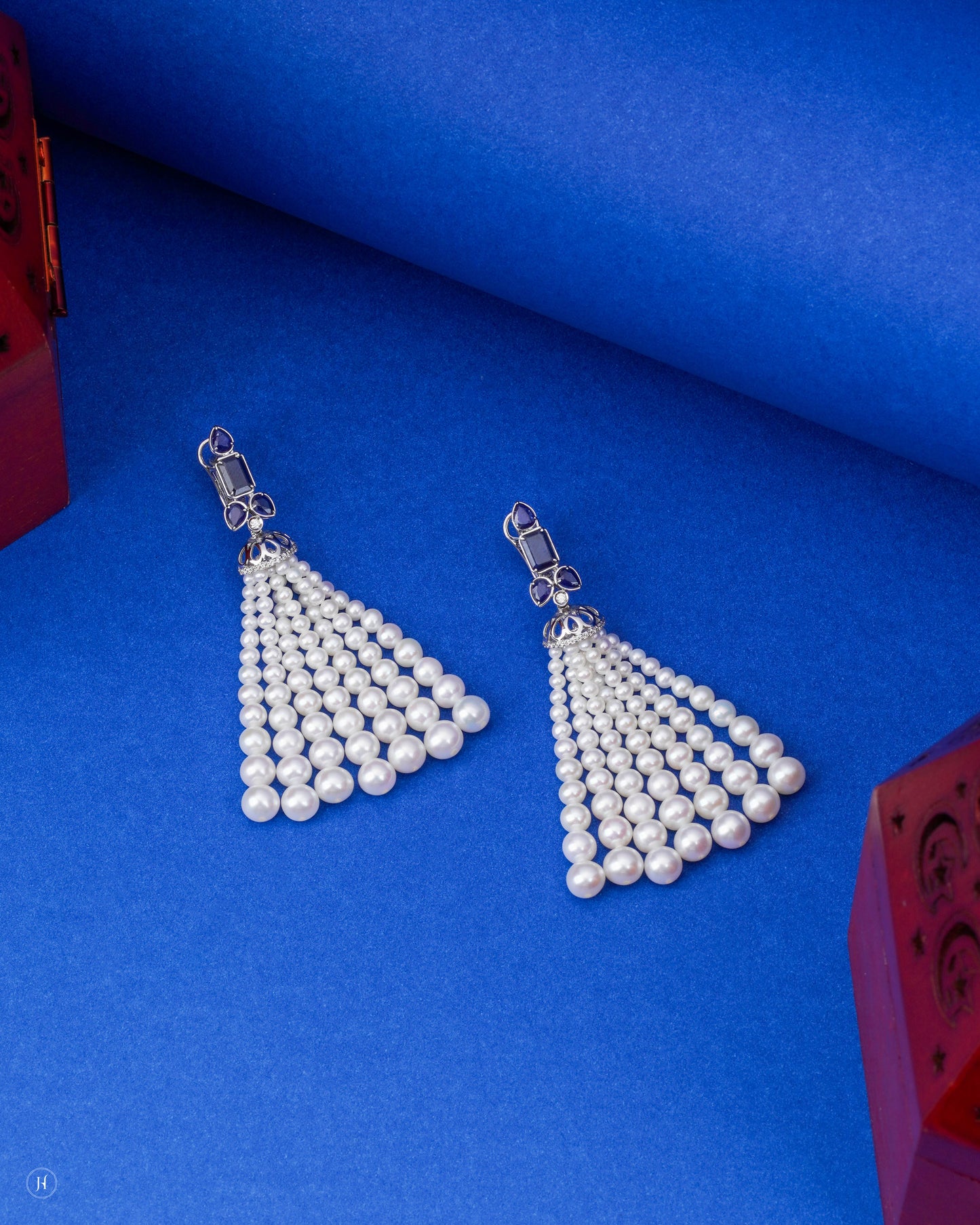18-Karat Yellow Gold Waterfall Blue Sapphire Diamond Beautiful Earrings with Pearls | Online Diamond Jewellery For Khaleeji and Arab Women in UAE - J.H Jewellers.ae
أقراط جميلة من الذهب الأصفر عيار 18 قيراطًا مرصعة بالألماس والياقوت الأزرق بتصميم شلال | مجوهرات ألماس أونلاين للنساء الخليجيات والعربيات في الإمارات العربية المتحدة
قلادة شلال من الذهب الأصفر عيار 18 قيراطًا مرصعة بالألماس والياقوت الأزرق واللؤلؤ | مجوهرات ألماس أونلاين للنساء الخليجيات والعربيات في الإمارات العربية المتحدة - J.H Jewellers.ae