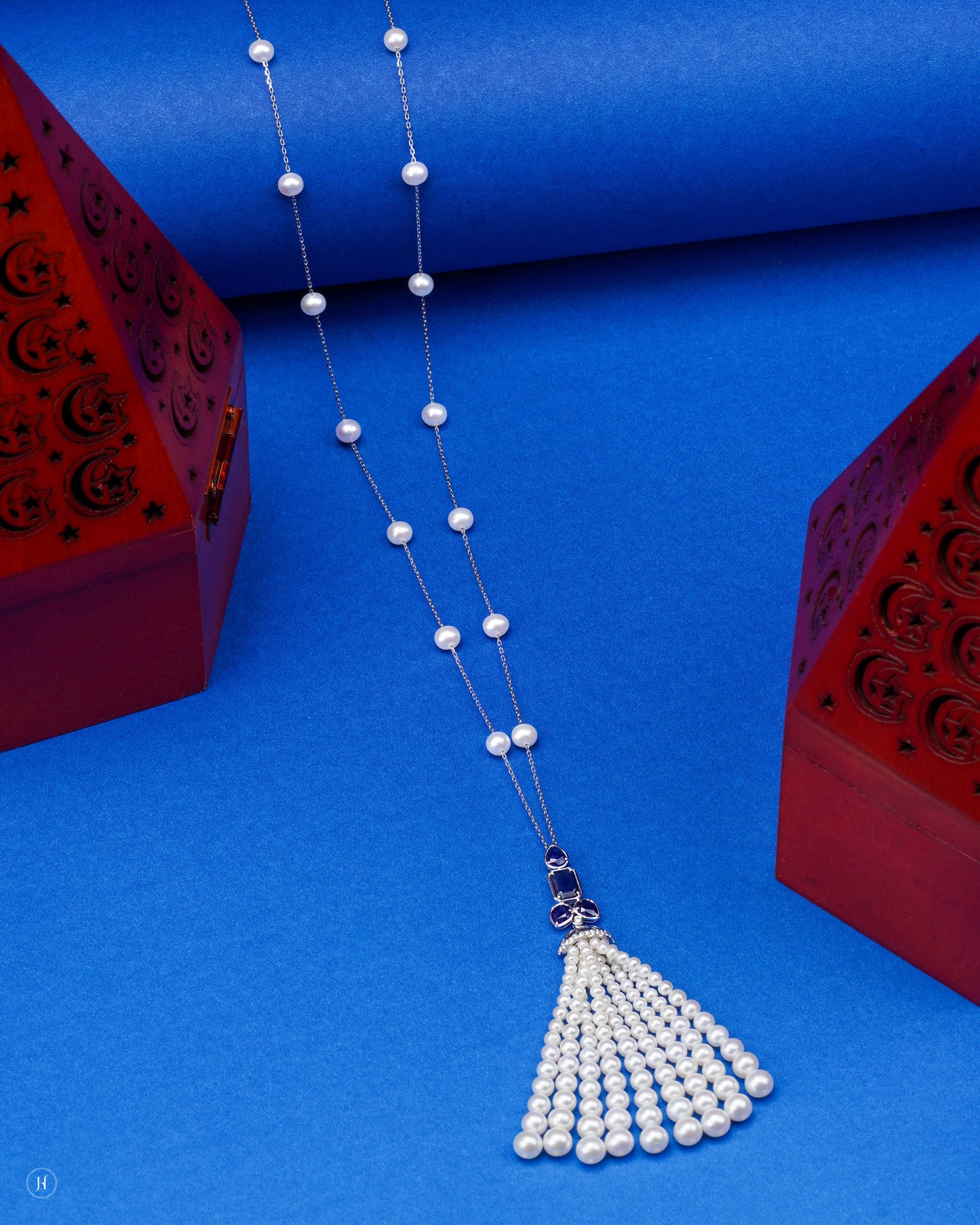 18-Karat white Gold Waterfall Blue Sapphire Diamond Necklace Set with Pearls | Online Diamond Jewellery For Khaleeji and Arab Women in UAE - J.H Jewellers.ae
قلادة شلال من الذهب الأصفر عيار 18 قيراطًا مرصعة بالألماس والياقوت الأزرق واللؤلؤ | مجوهرات ألماس أونلاين للنساء الخليجيات والعربيات في الإمارات العربية المتحدة - J.H Jewellers.ae