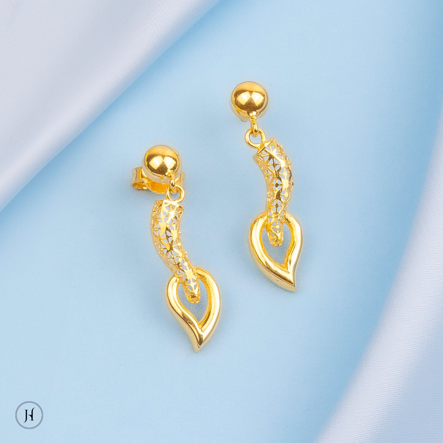 This 18K yellow gold Italian necklace set features a curved V-shaped design with leaf and secures with a lobster clasp. The matinee-length necklace is complemented by matching dangle earrings.
This design is ideal for making a fashion statement at special events and is perfect for gifting. Its elegant style makes it suitable for pairing this jewellery with abayas, jalabiyas, or evening wear.