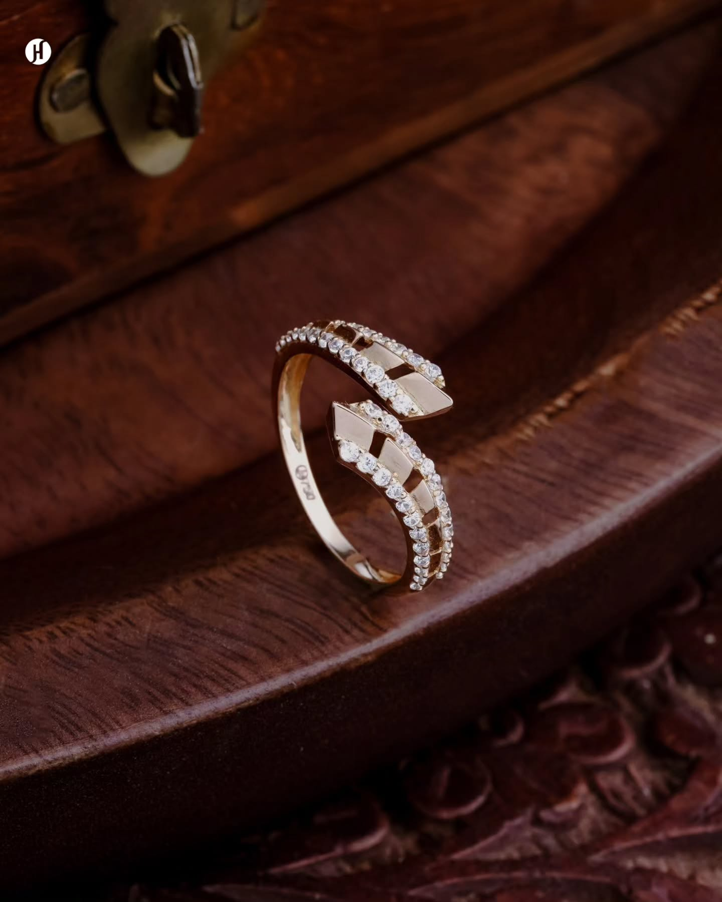 18K Yellow Gold Italian Modern Open Arrow Ring for Ladies in UAE.