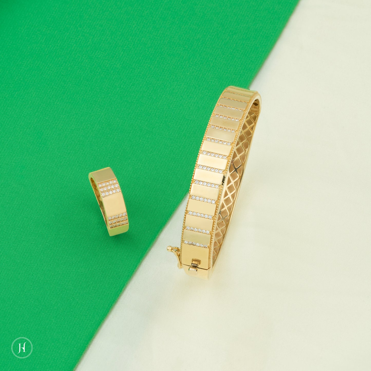 This 18K Italian yellow-gold bangle features zircon stripes and fastens with a catch lock.
An affordable gift option for your daughter, girlfriend, wife or fiancée that can be worn for casual evenings out, and is well suited for work.