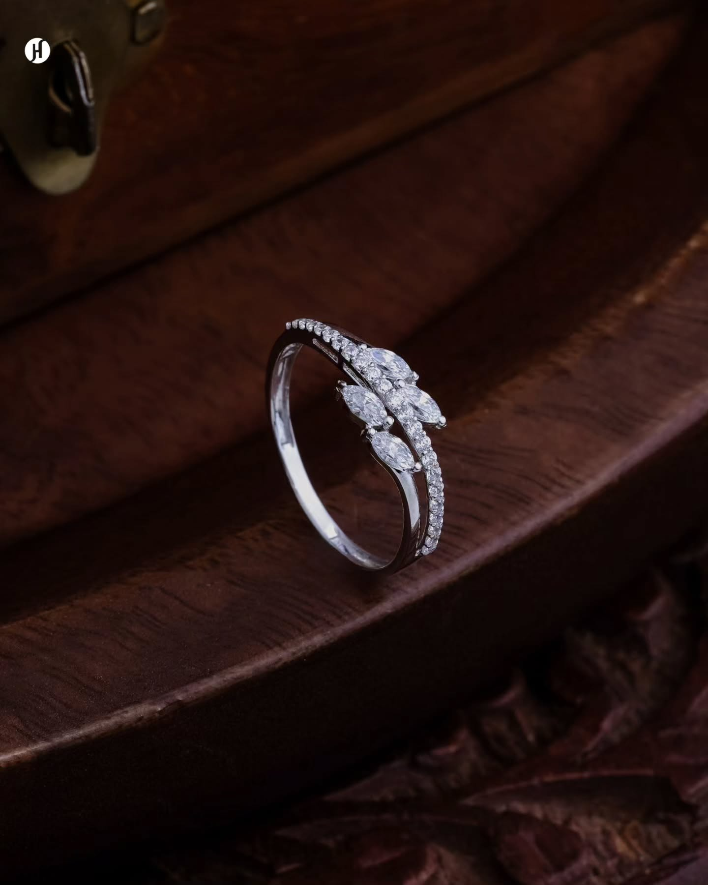18K white gold Italian ring marquise zircon stones cluster pavé band lightweight jewelry women party wear wedding engagement festival Khaleeji Emirati Abaya accessories | خاتم ذهب عيار 18 قيراط إيطالي زركون ماركيز تصميم خفيف نساء حفلات خطوبة أعراس خليجية إماراتية عباية إكسسوارات