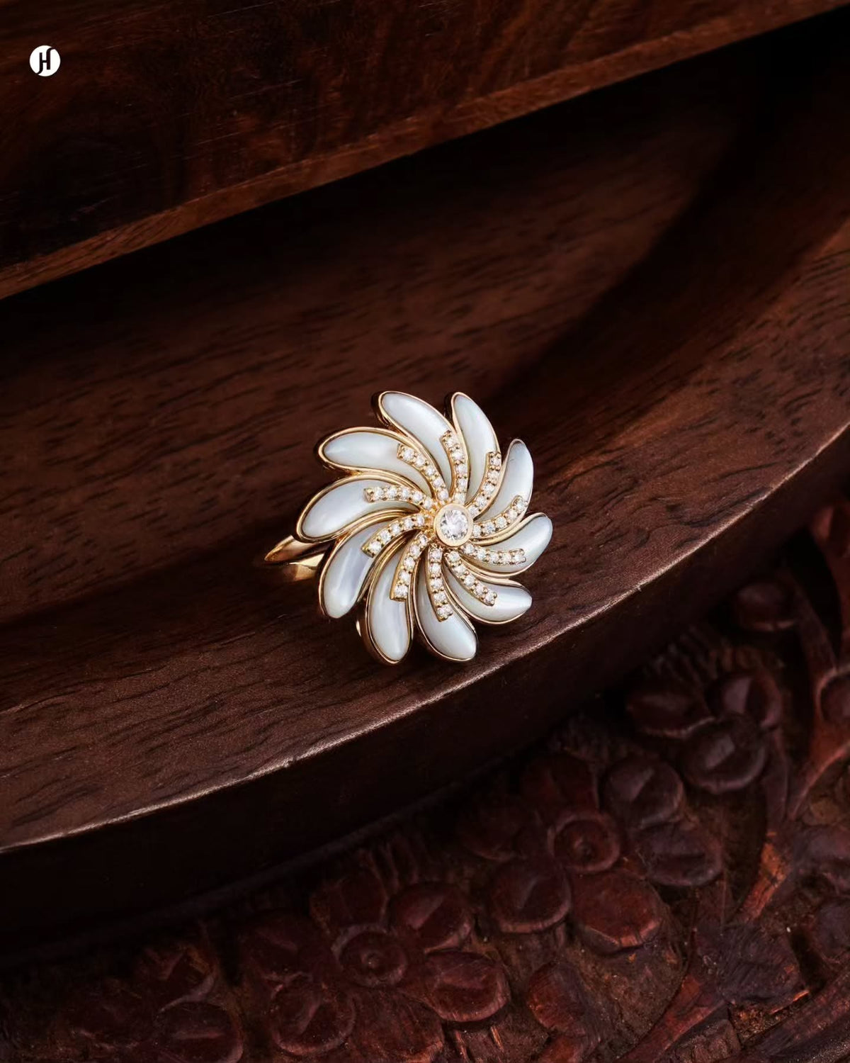 18K yellow gold Italian pinwheel ring in mother-of-pearl with moissanite stones
