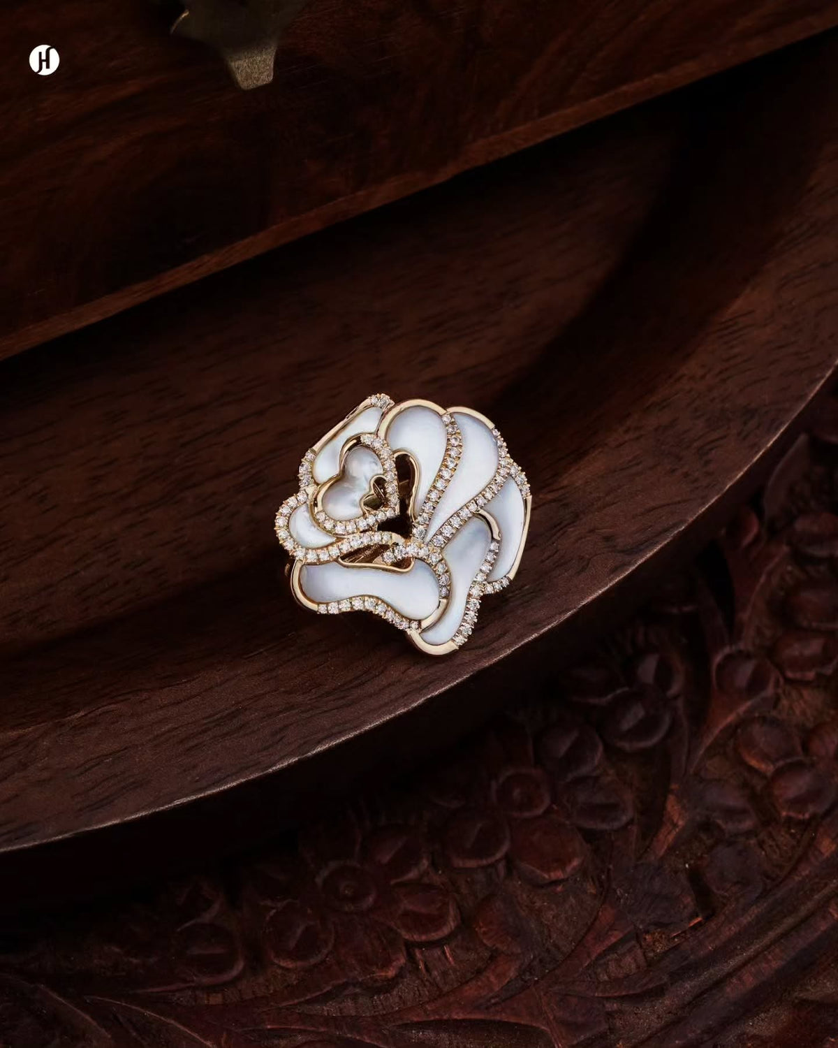 18K yellow gold Italian rose ring in mother-of-pearl with moissanite stones