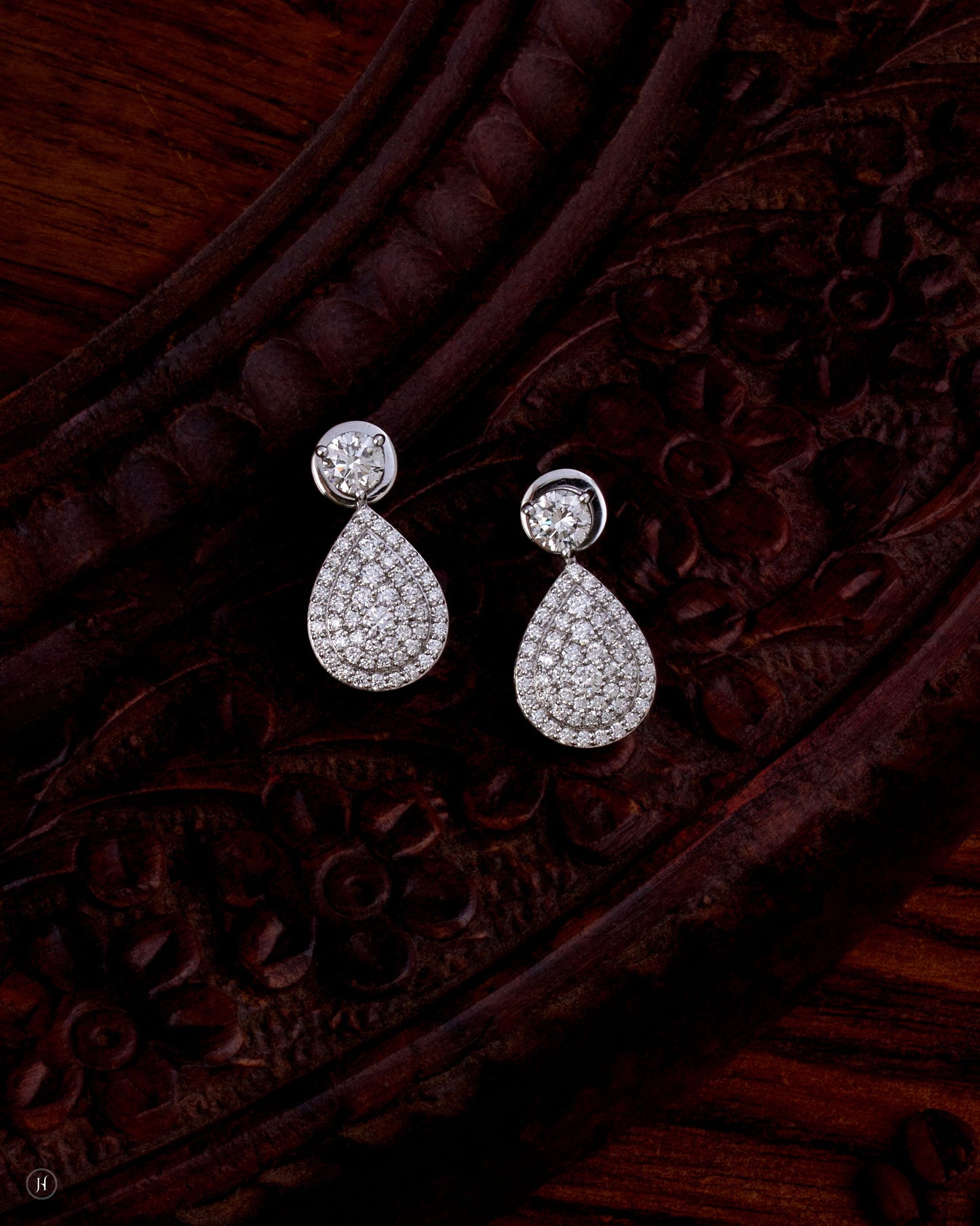 18Karat Lab-Grown White Gold Diamond Teardrop Earrings | ideal for brides, evening events, and special occasions. A timeless and elegant piece that pairs beautifully with bridal gowns, evening party dresses, and formal abayas — perfect for Khaleeji and Emirati women.