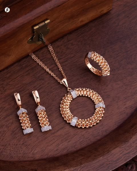 18Karat Rose Gold Italian Ring Pendant Necklace Set for girls and women | Online Jewellery Store In UAE