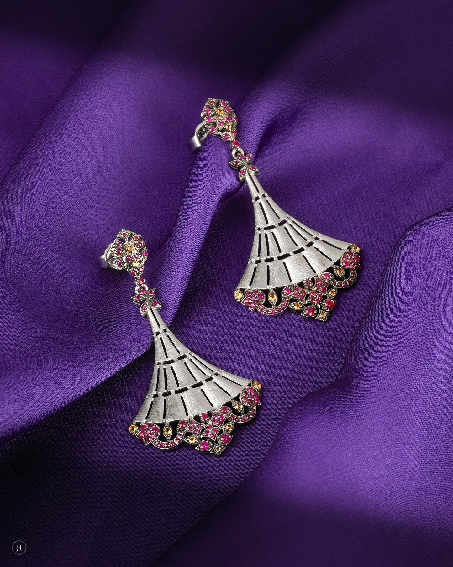 18Karat White Gold Bahraini Fan Shaped Drop Earrings | Party wear earrings price in Dubai, United Arab Emirates - J.H Jewellers