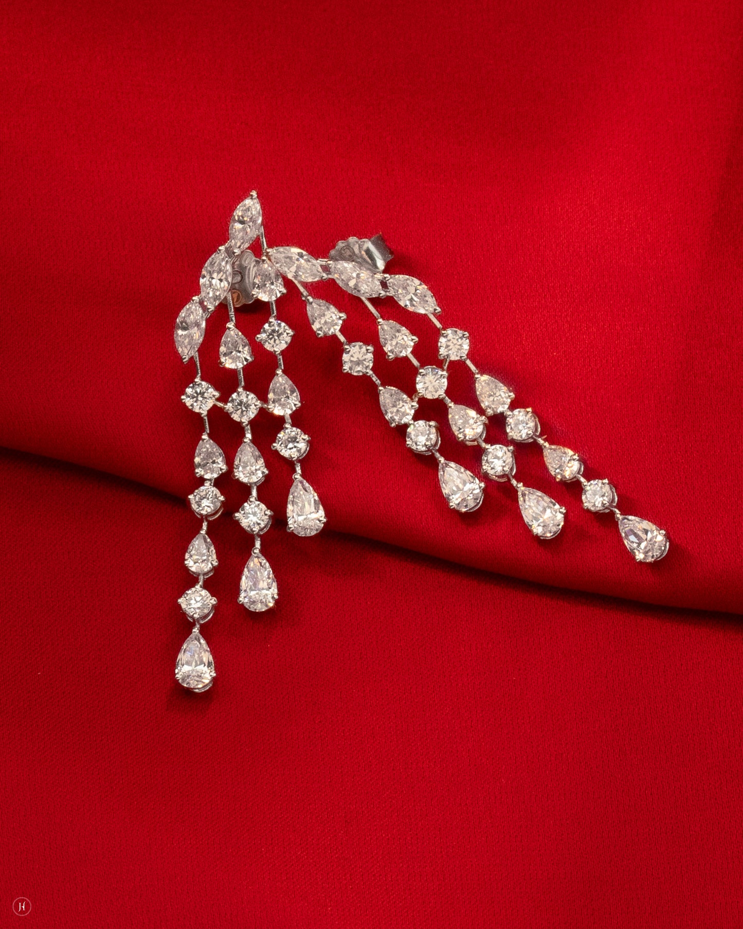 18Karat White Gold Italian Cascade Necklace Set with Marquise & Pear Zircons for Arab Ladies in UAE | Bridal Earrings for Khaleeji women
قلادة كاسكيد إيطالية من الذهب الأبيض عيار 18 قيراطًا مرصعة بأحجار الزركون الماركيز والكمثرى للسيدات العربيات في الإمارات العربية المتحدة | أقراط زفاف للخليجيات