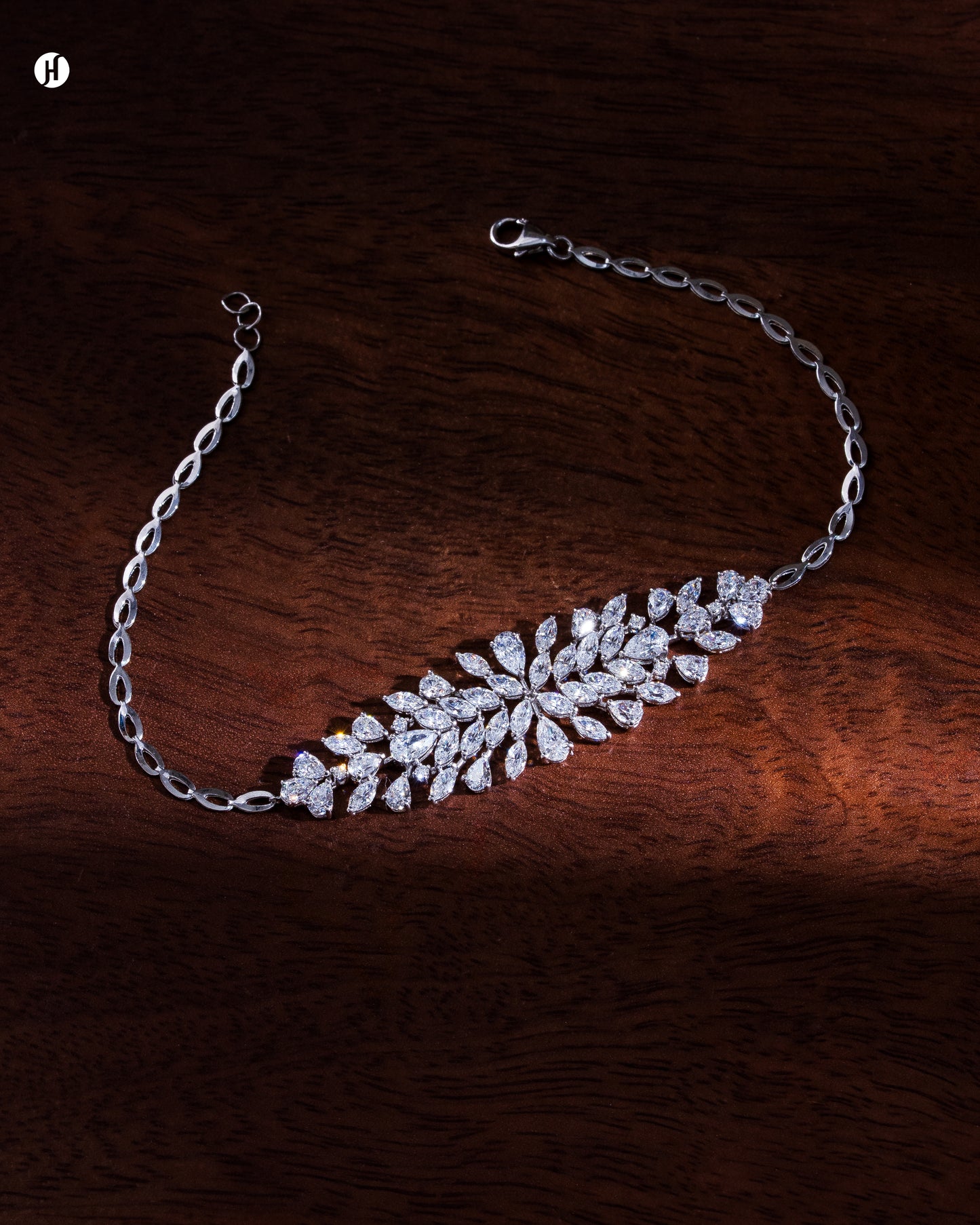 18Karat White Gold Italian Pear-Shaped Zircon bracelet for Khaleeji bride for Wedding
سوار من الذهب الأبيض عيار 18 قيراطًا مرصع بالزركون الإيطالي على شكل كمثرى للعروس الخليجية لحفل الزفاف