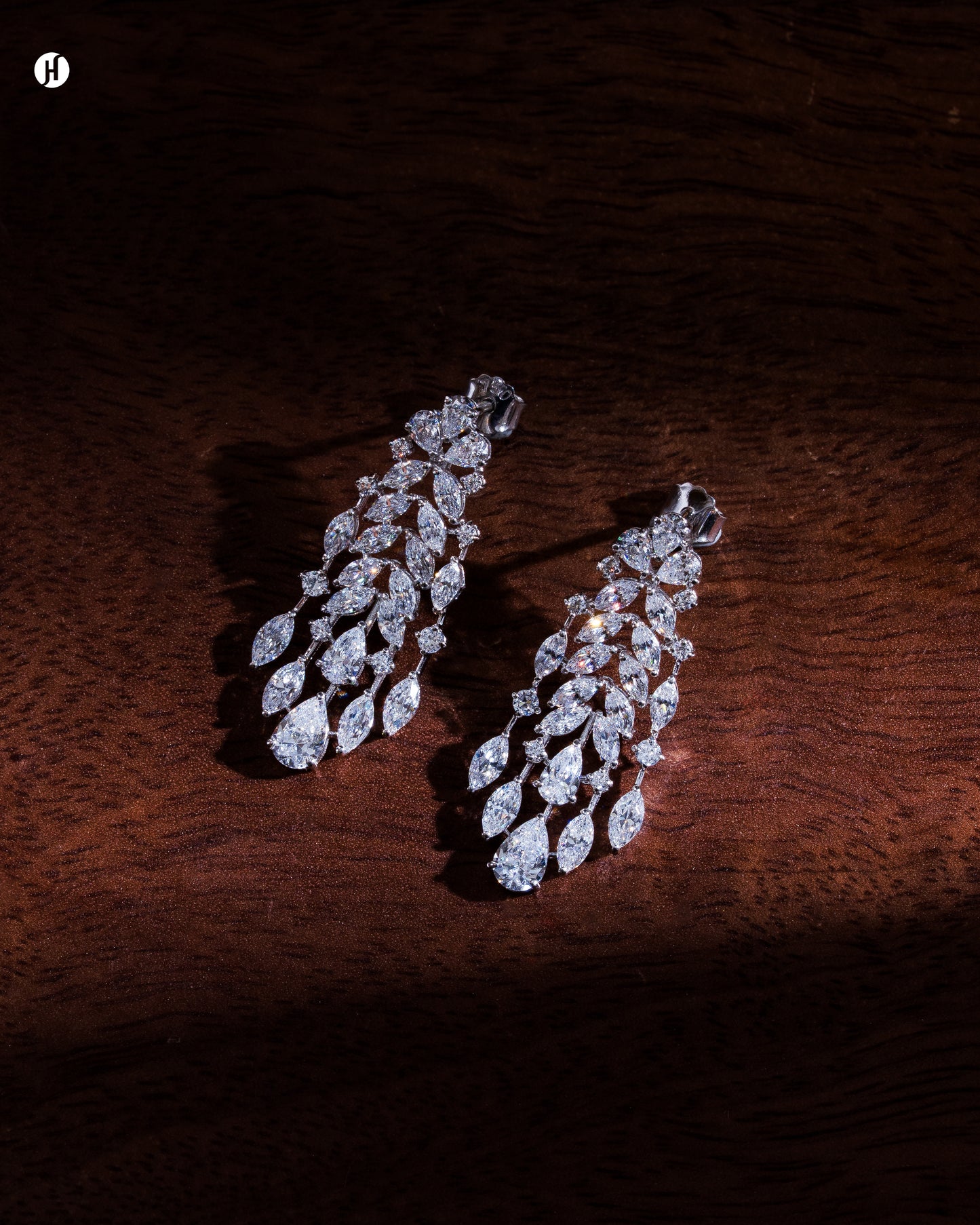 18Karat White Gold Italian Pear-Shaped Zircon earring for Khaleeji bride for Wedding
قرط من الذهب الأبيض عيار 18 قيراطًا
مرصع بالزركون الإيطالي على شكل كمثرى لعروس خليجية لحفل الزفاف