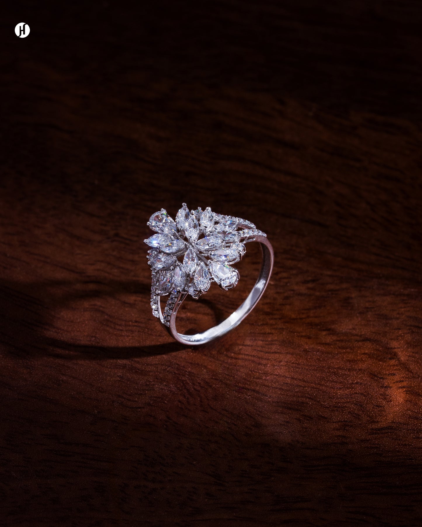 18Karat White Gold Italian Pear-Shaped Zircon ring for Khaleeji bride for Wedding
خاتم من الذهب الأبيض عيار 18 قيراطًا مرصع بالزركون الإيطالي على شكل كمثرى للعروس الخليجية لحفل الزفاف