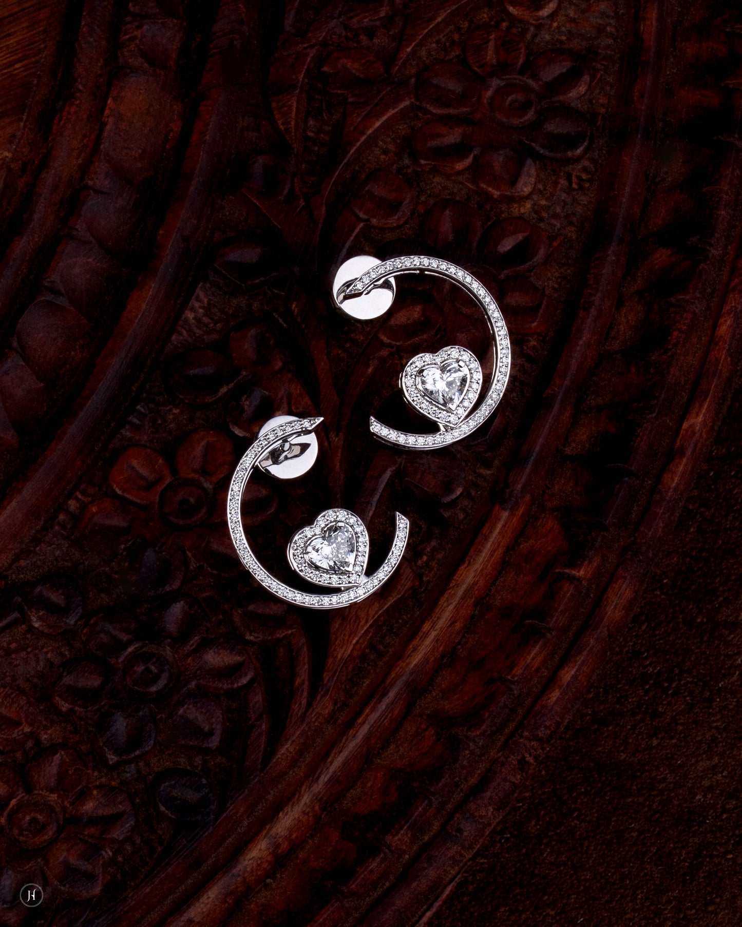 18Karat White Gold Lab-Grown Diamond Heart Earrings | Italian jewelry design is perfect for weddings, formal events, and special occasions, making a radiant and sophisticated statement for Khaleeji and Emirati women.