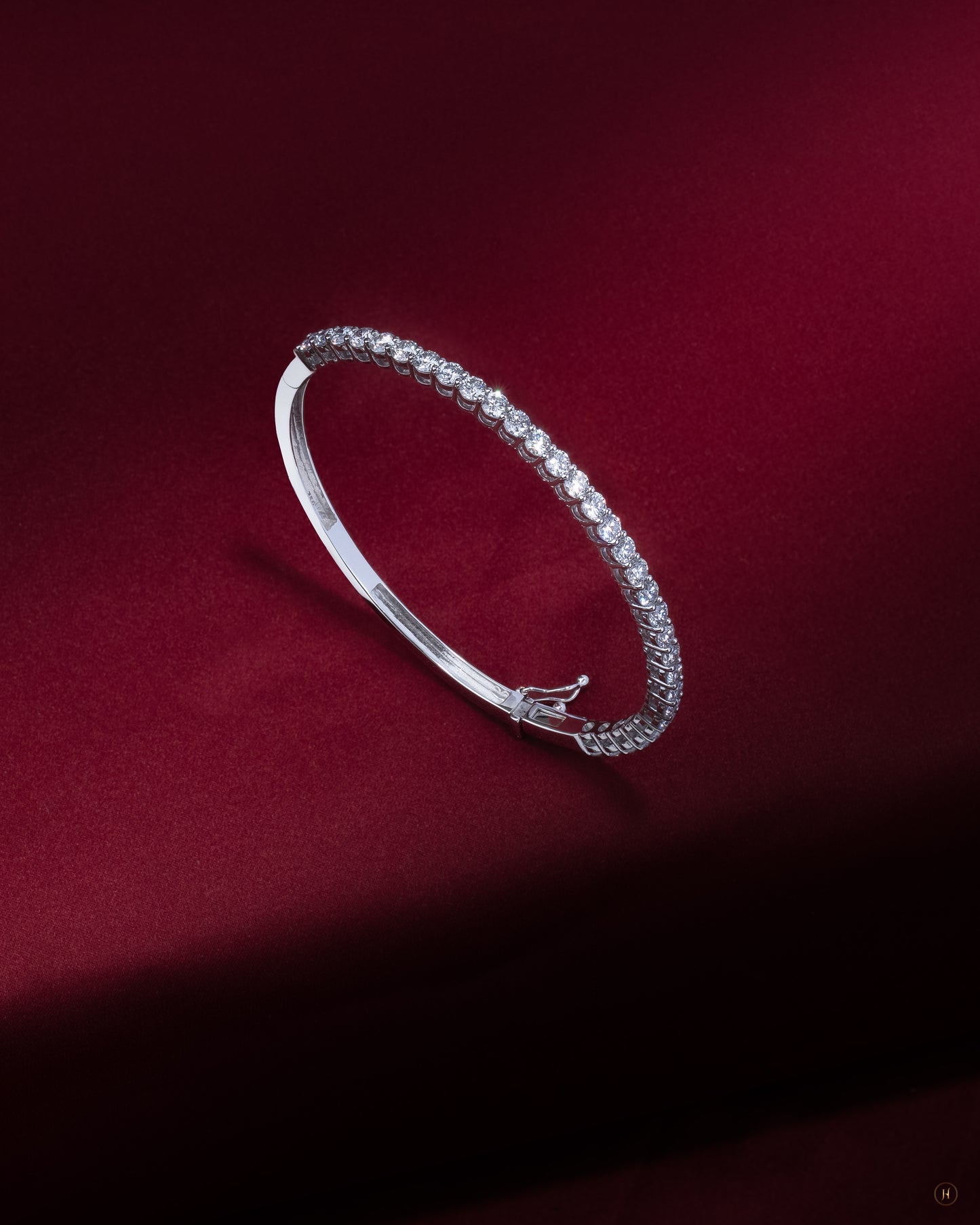 18Karat White Gold Lab Grown Flexible Round 3.81 carat Tennis Diamond Bangle for Ladies