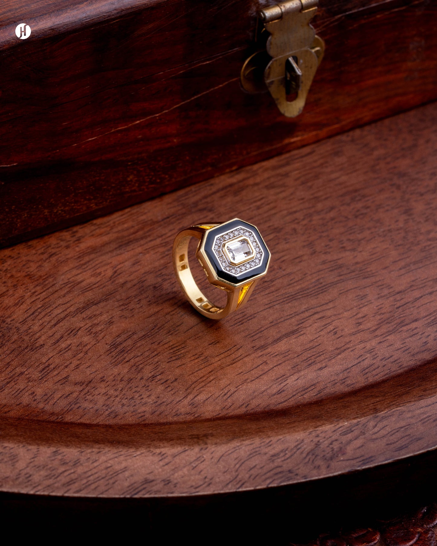 18Karat Yellow Gold Art Deco Enamel Ring | Italian jewellery price for Arab and Khaleeji women in UAE