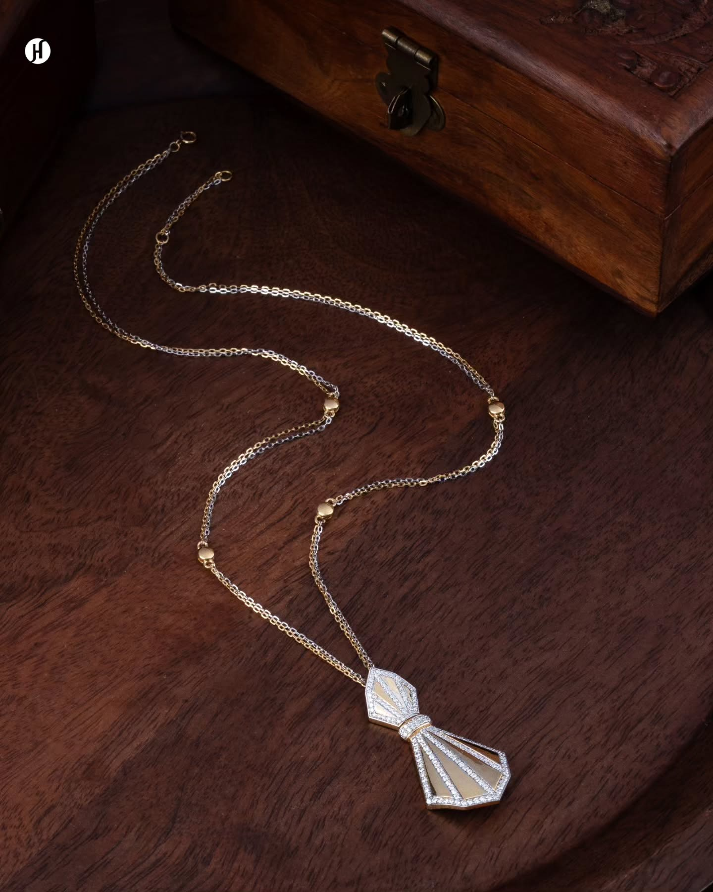18Karat Yellow Gold Italian Art Deco Fan Necklace | Party wear jewellery in UAE - J.H Jewellers