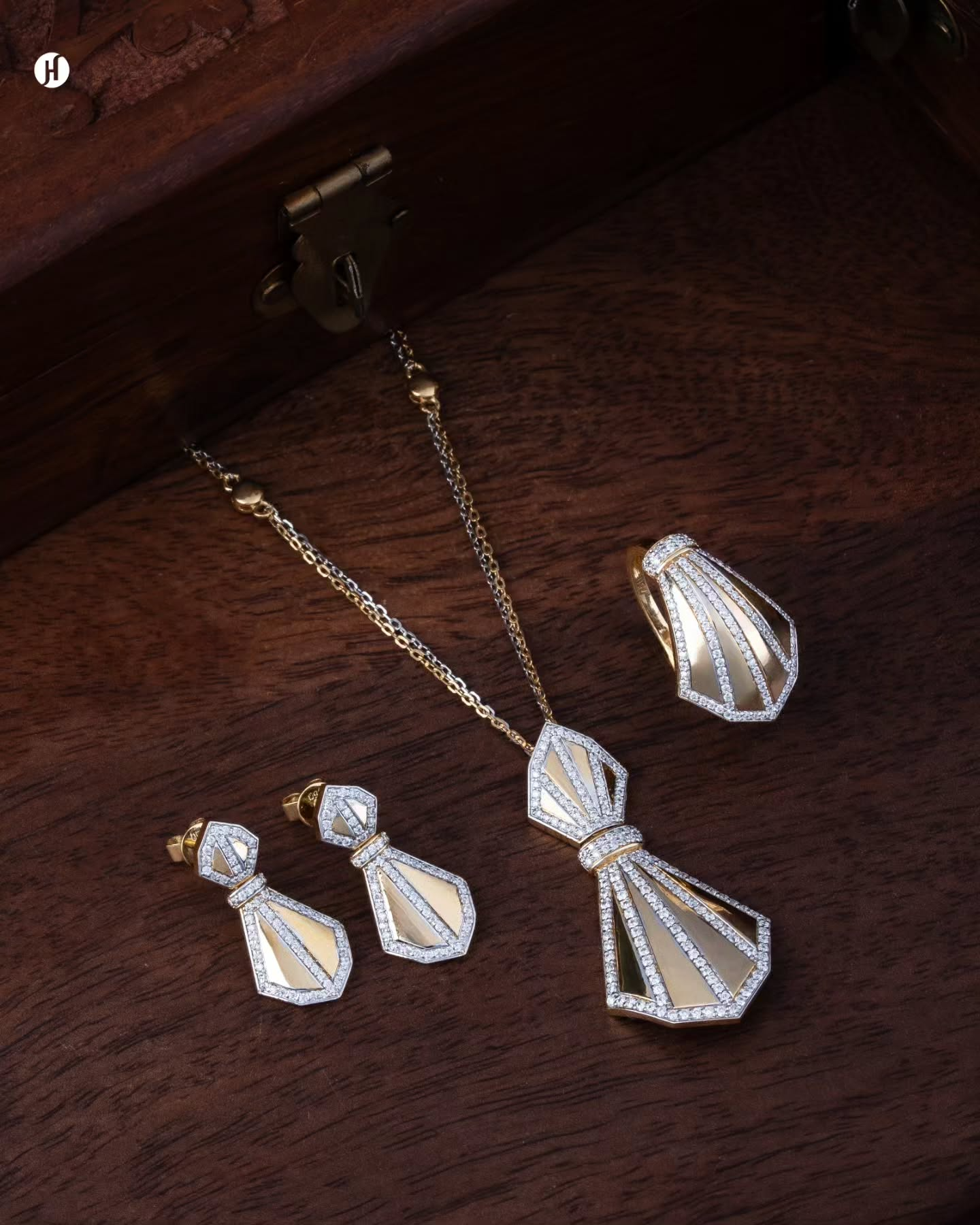 18Karat Yellow Gold Italian Art Deco Fan Necklace Set | Party wear jewellery in UAE - J.H Jewellers