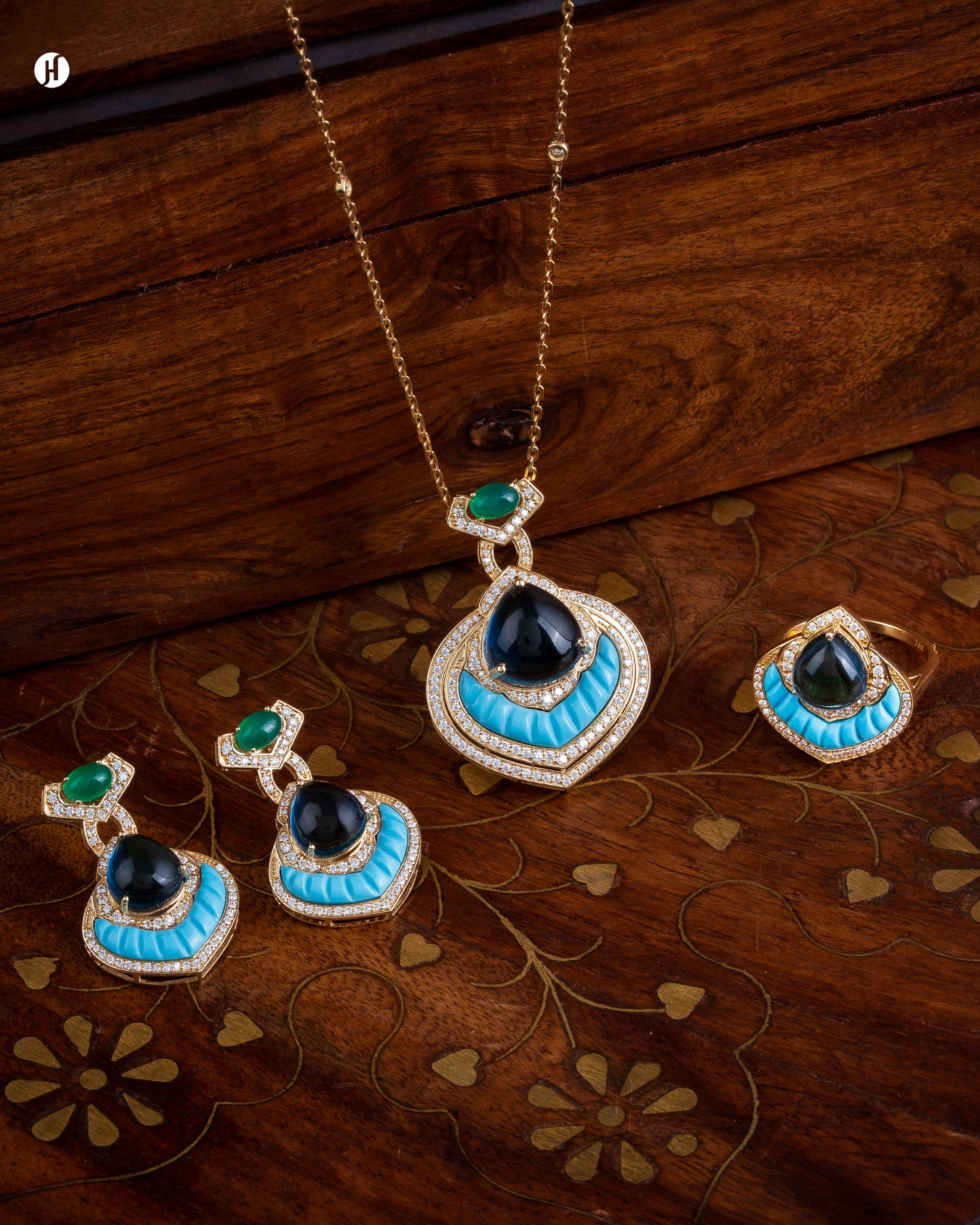 18Karat Yellow Gold Italian Drop Shaped Blue Lapis Pendant Set for women in Dubai | party wear jewellery