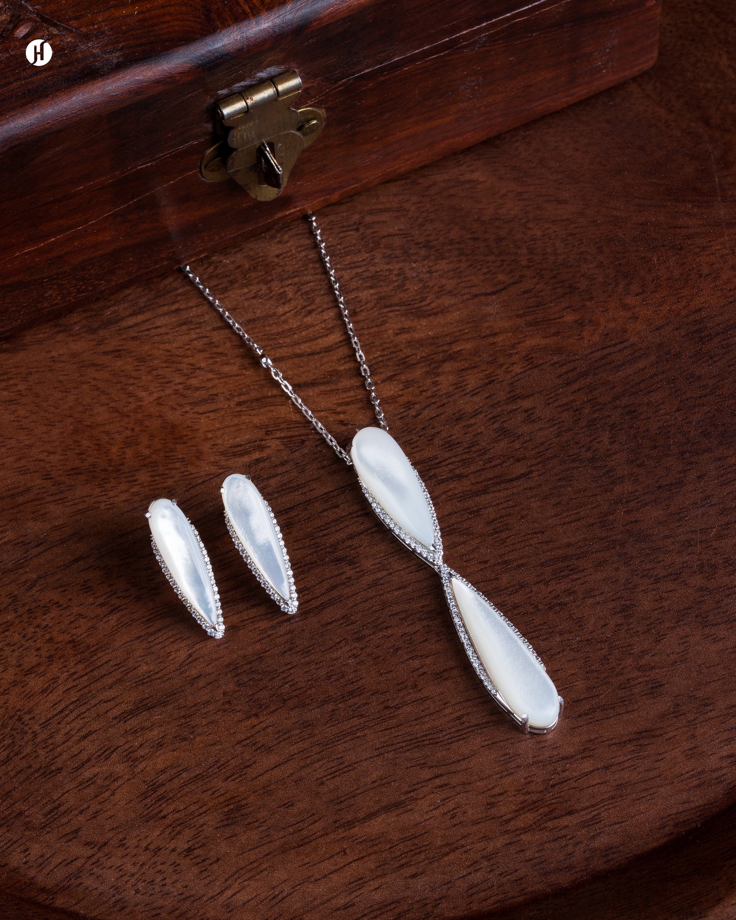 18Karat Yellow Gold Italian Mother of Pearl Pendant Necklace For Her