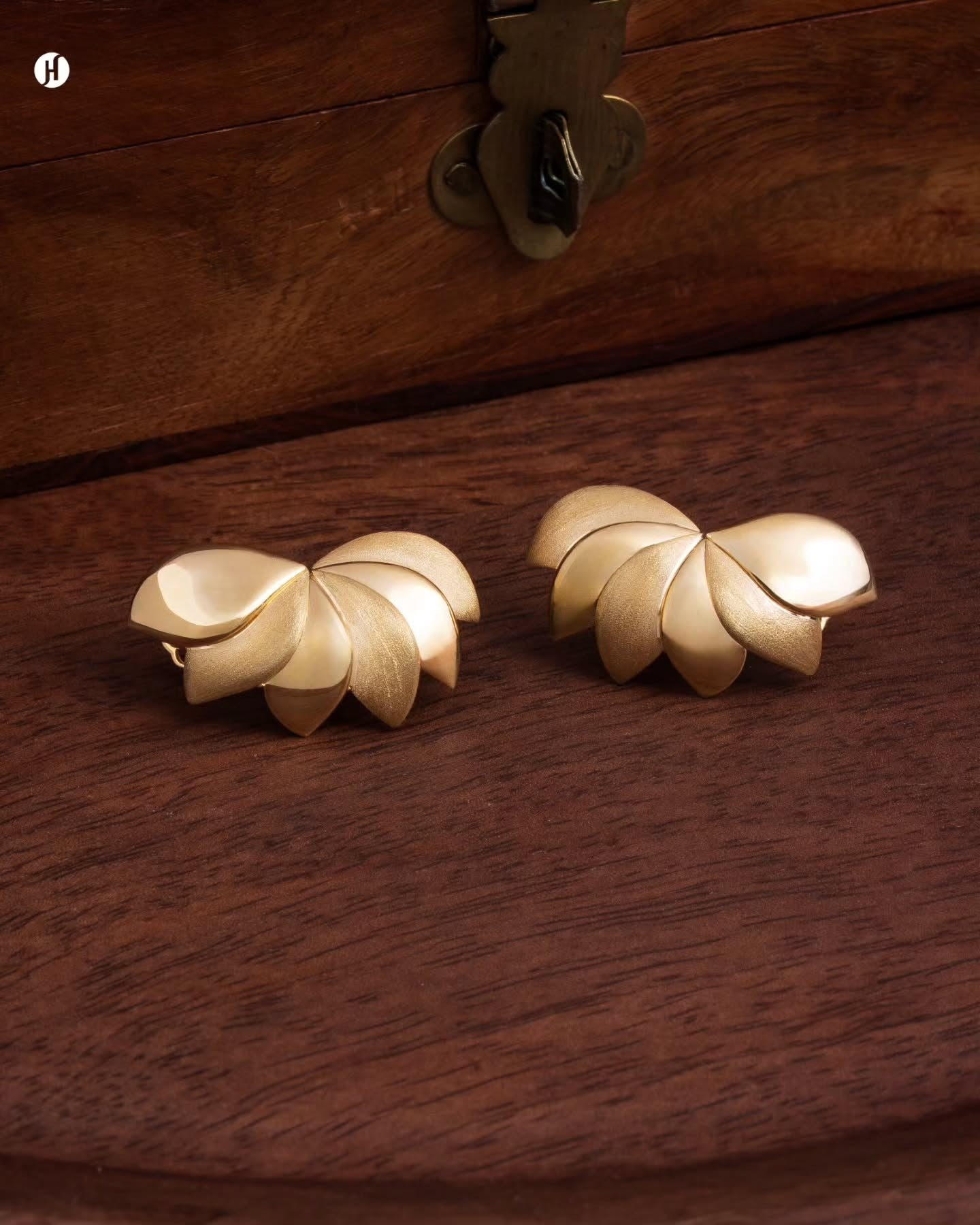 18Karat Yellow Gold Italian Multi-Petal earrings for women in UAE