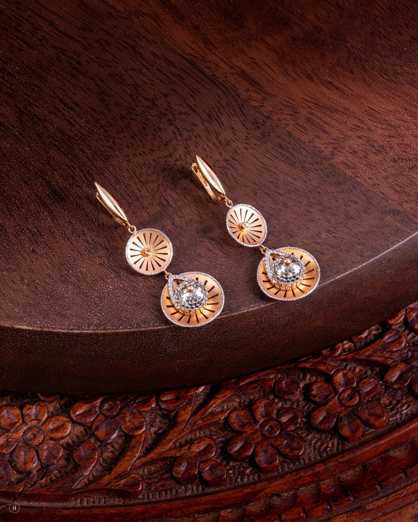 18Karat Yellow Gold Italian Sunburst Disc Earrings for women in UAE
