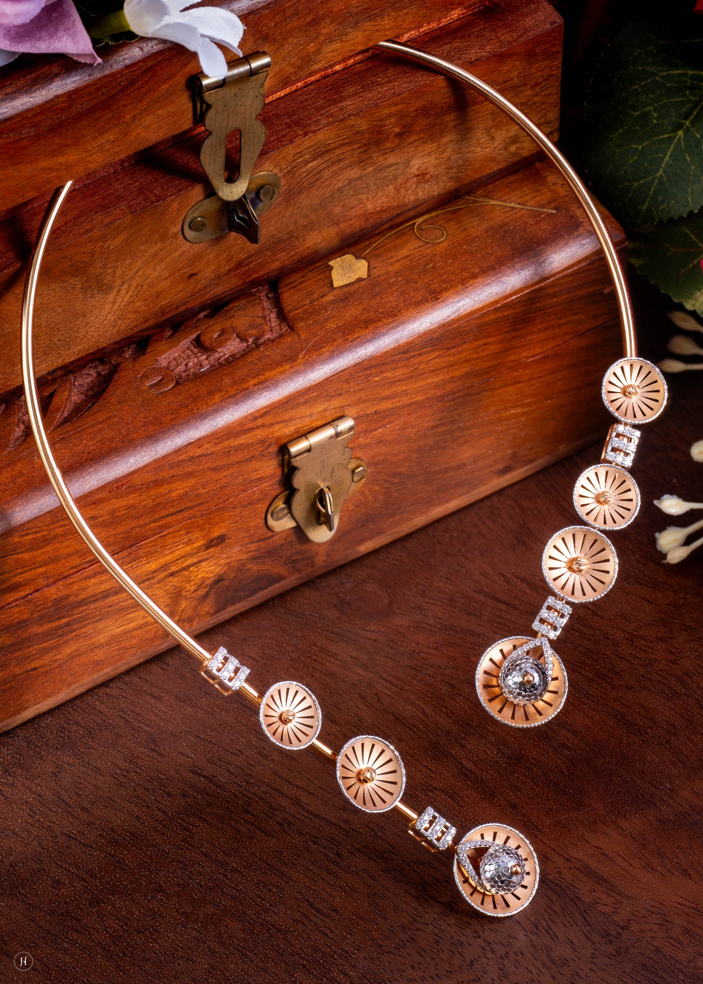 18Karat Yellow Gold Italian Sunburst Disc Necklace for women in UAE
