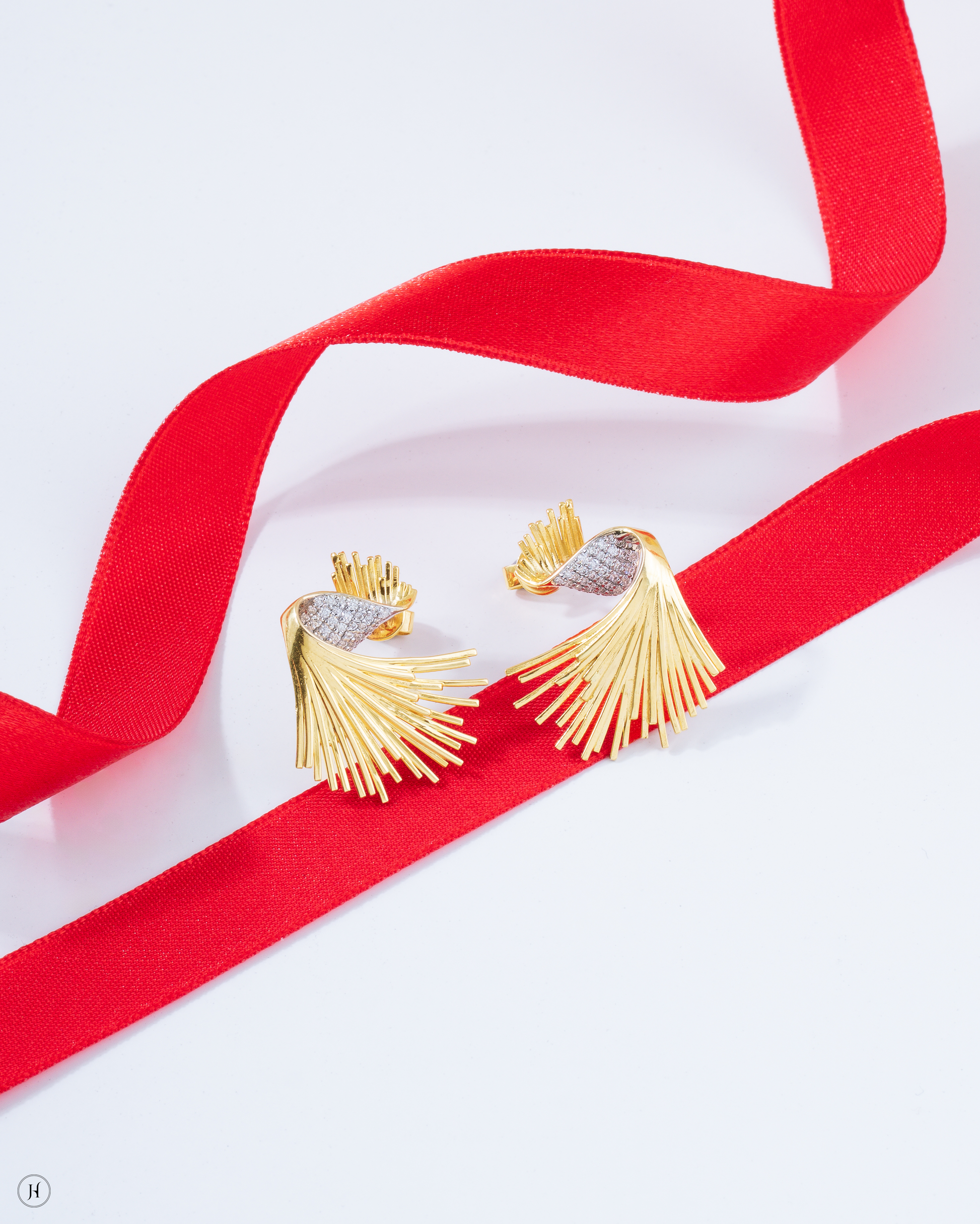 18Karat Yellow Gold Italian Wing Shaped bold Earrings for Ladies | online jewellery store  in UAE | أقراط أذن جريئة على شكل جناح إيطالي من الذهب الأصفر عيار 18 قيراطًا للسيدات | متجر مجوهرات عبر الإنترنت في الإمارات العربية المتحدة