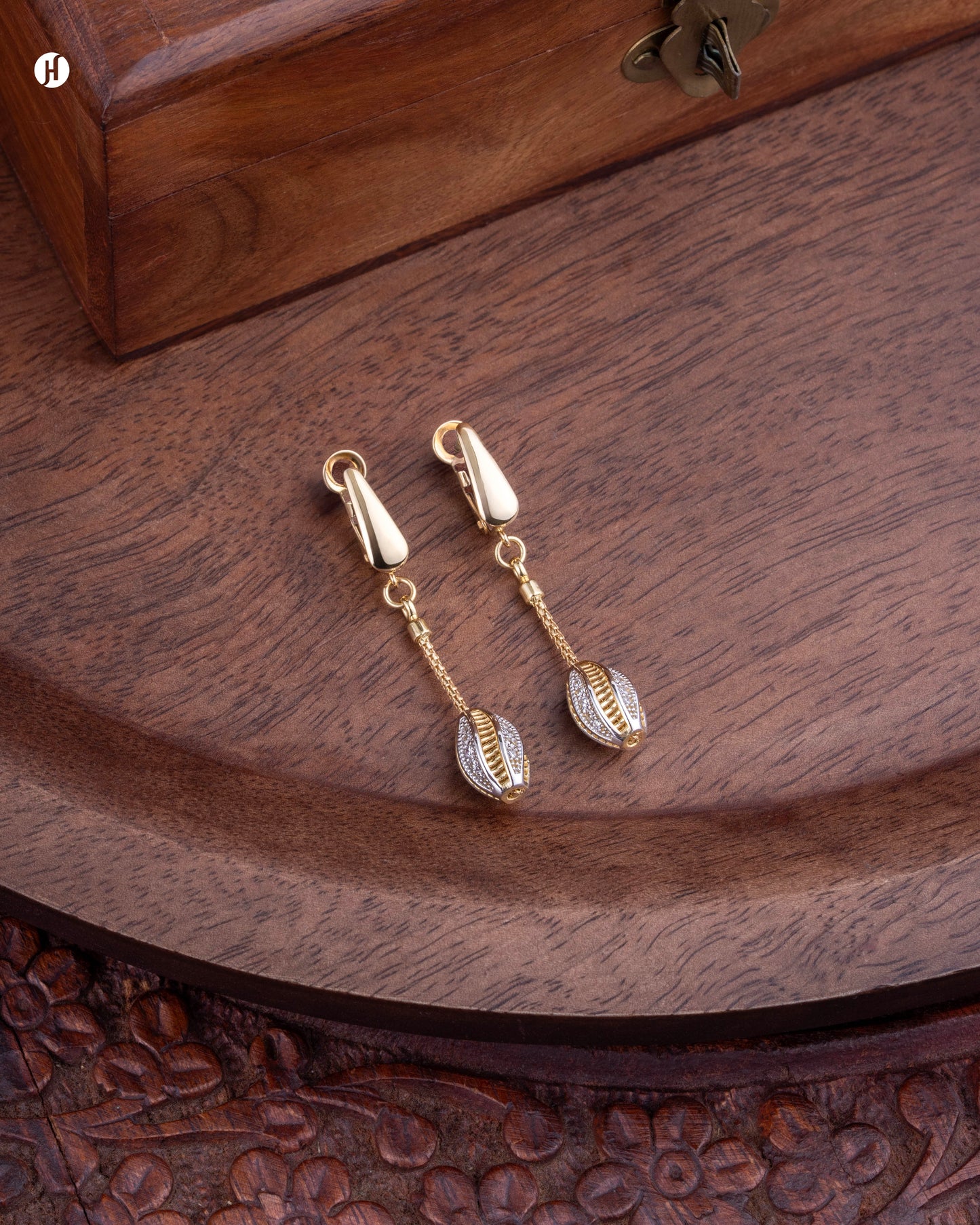 18Karat Yellow Gold Oval Shell Motif Earrings for ladies in UAE | Italian earrings jewellery set price