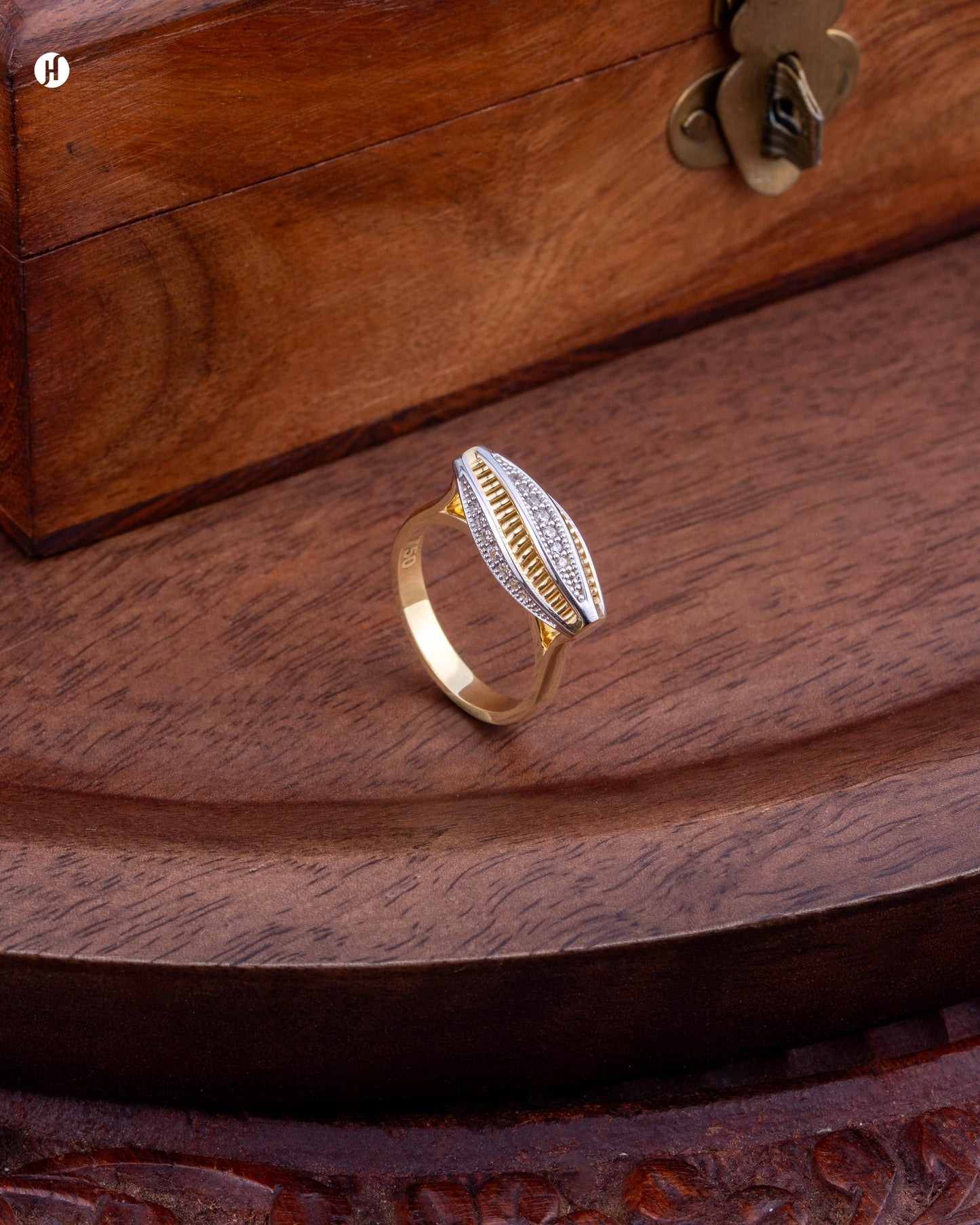 18Karat Yellow Gold Oval Shell Motif ring for ladies in UAE | Italian ring set price