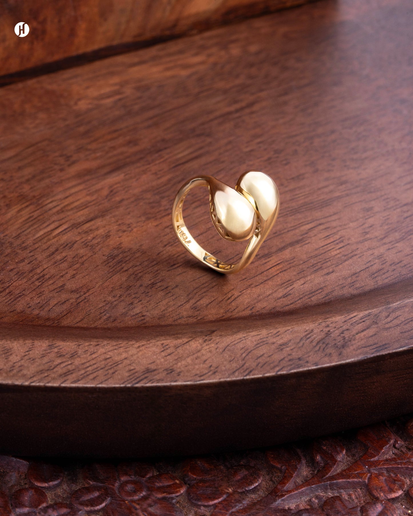 18Karat Rose Gold Italian Teardrop Motif Modern Ring for Arab and Khaleeji women | Lightweight gold gift set for ladies | Gold ring price in dubai