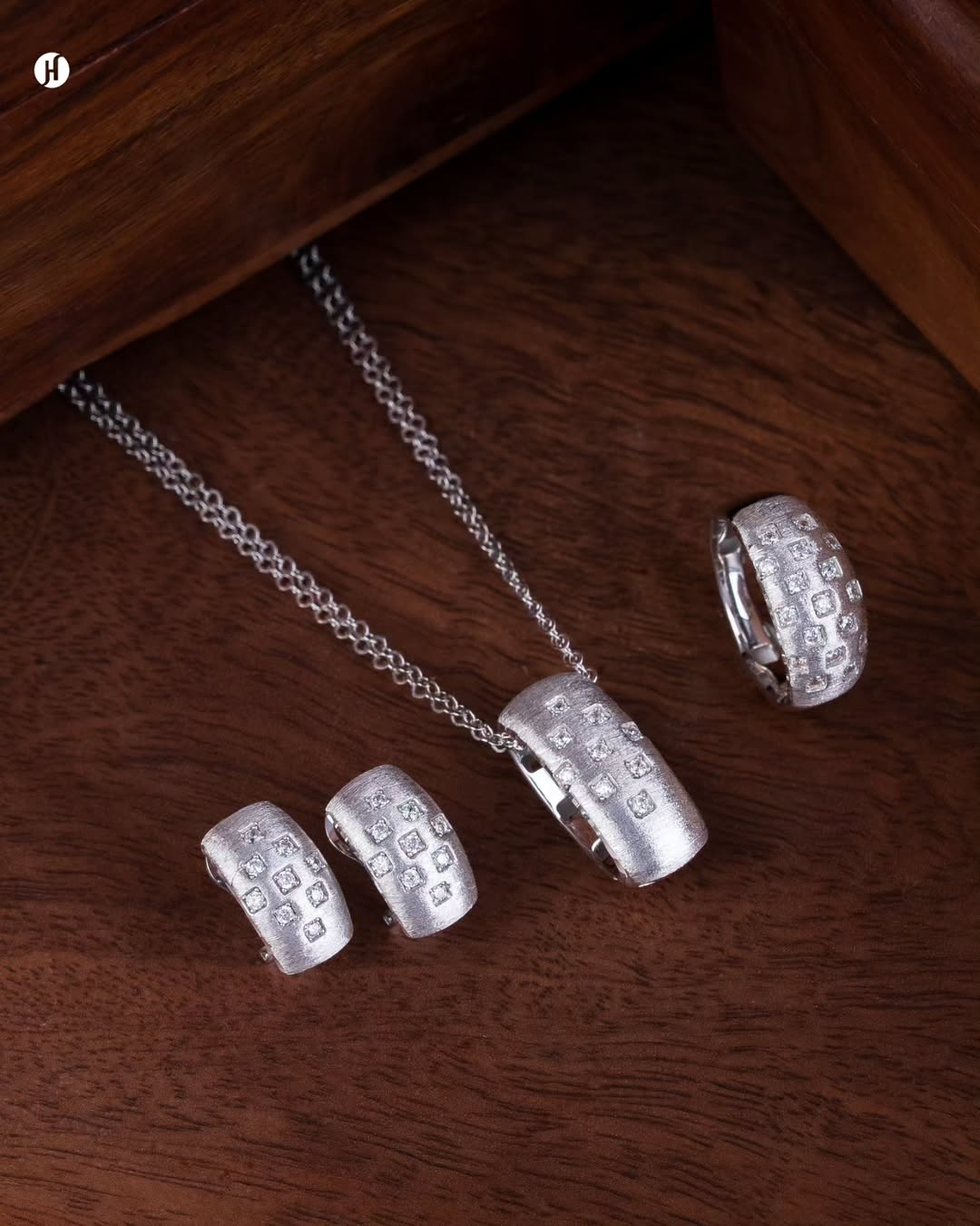 18Krt white Gold Italian Bold Huggie Pendant Necklace Set | Party Wear