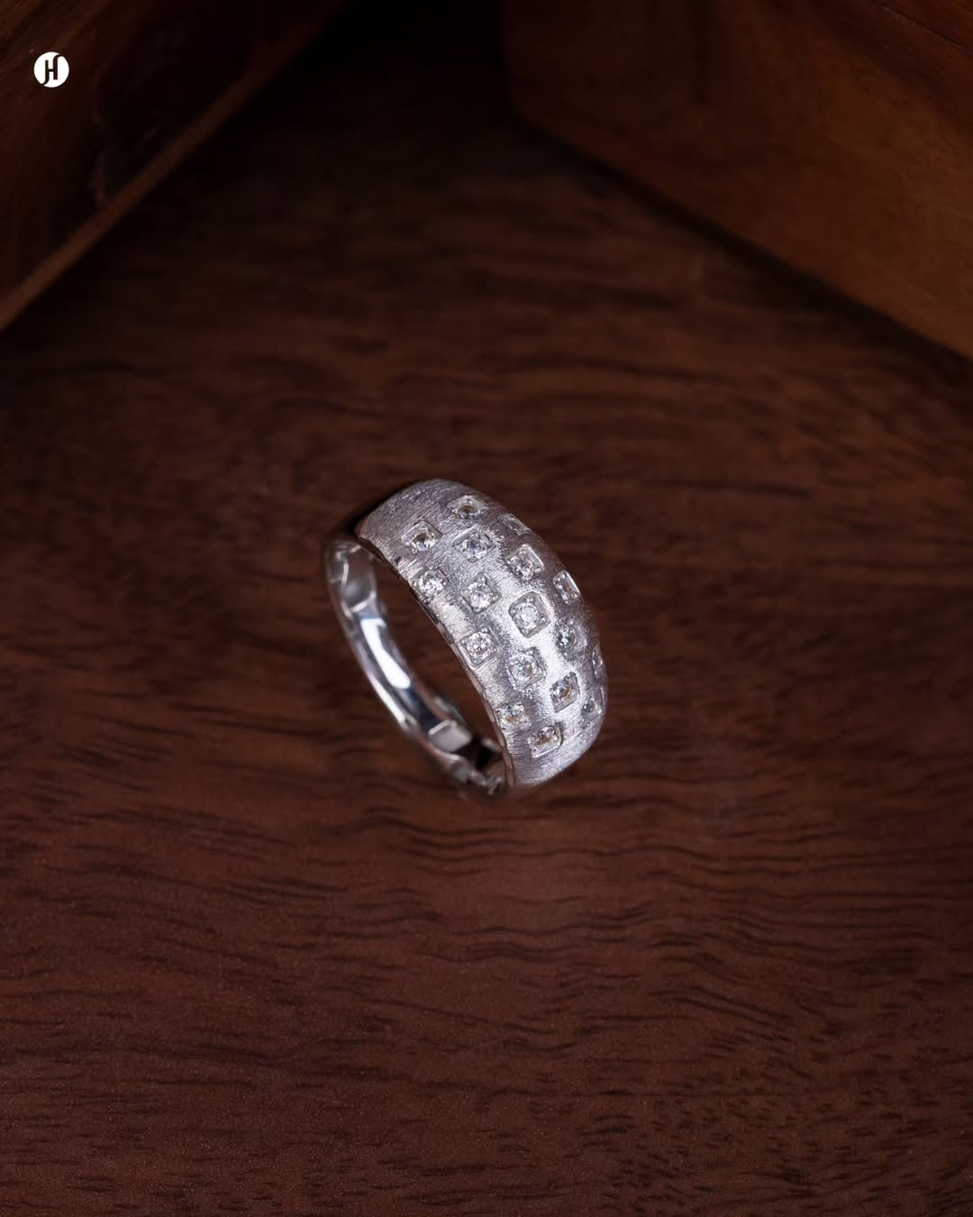 18Krt white Gold Italian Bold Huggie Pendant Ring | Party Wear