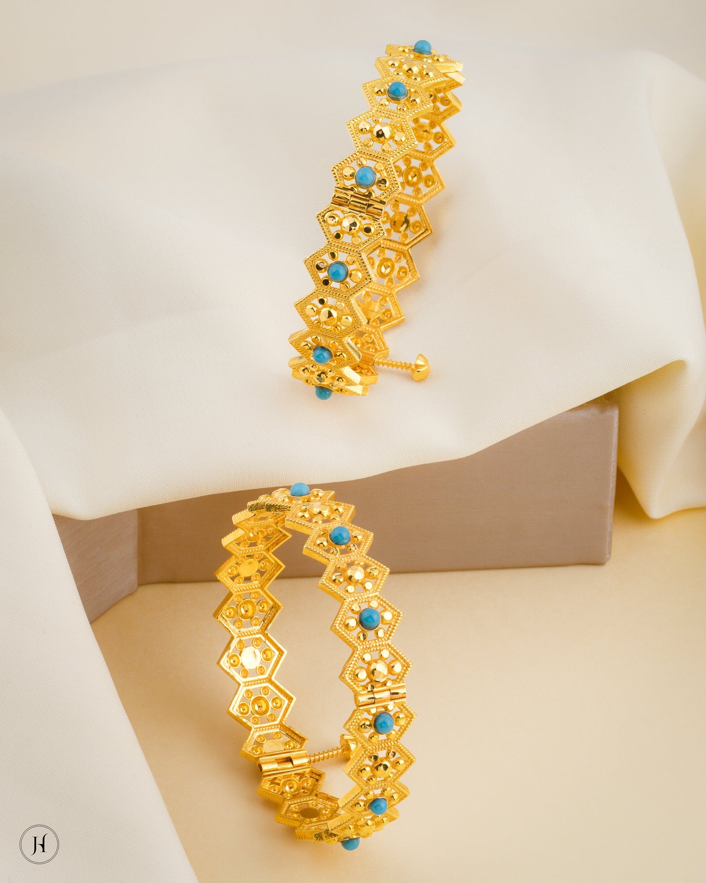 21k Yellow Gold Bahraini Turquoise Beaded Bangle