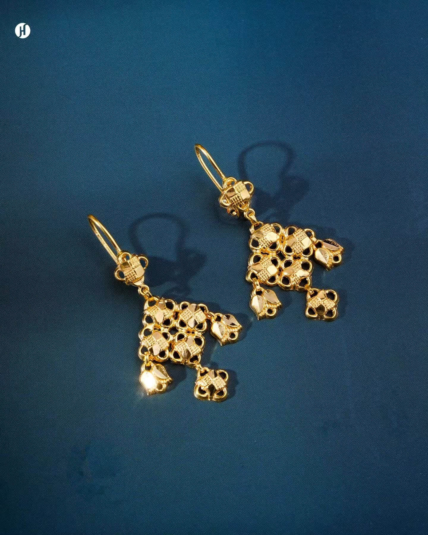 21K Yellow Gold Bahraini Chandelier Drape Earring Price | Bahraini 21K yellow gold hook-back drop earrings featuring an open geometric diamond-cut lattice motif with delicate tulip-shaped gold drops, part of a matching Bahraini gold necklace set, perfect for weddings and Gulf occasions