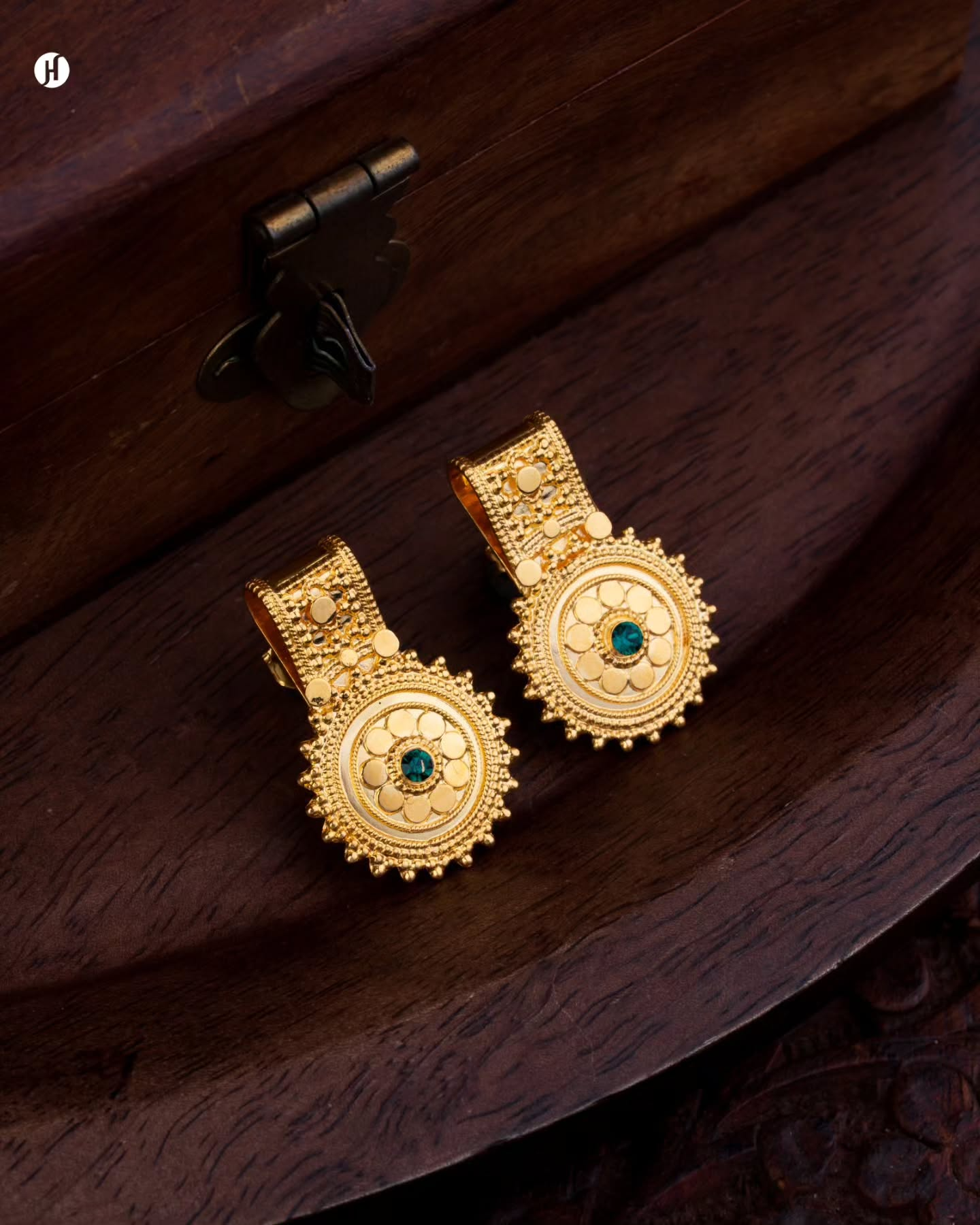 21Karat Yellow Gold Bahraini Circular Drop Earrings with Emerald for Emirati Women in UAE.
أقراط دائرية متدلية من الذهب الأصفر عيار 21 قيراطاً مرصعة بالزمرد، مصممة خصيصاً للنساء الإماراتيات في الإمارات العربية المتحدة.