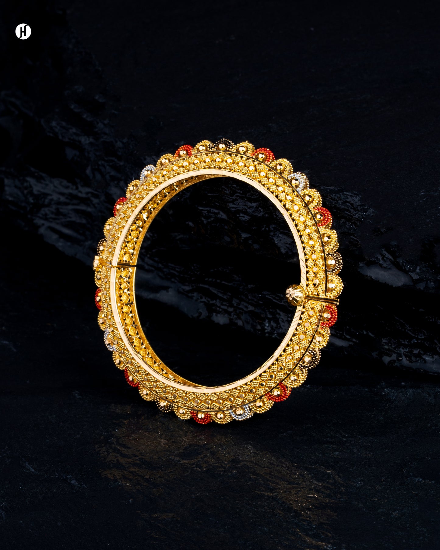 21Karat Yellow Gold Bahraini Dome Edge Bangle Price with Screw Lock in Dubai and Sharjah, UAE.