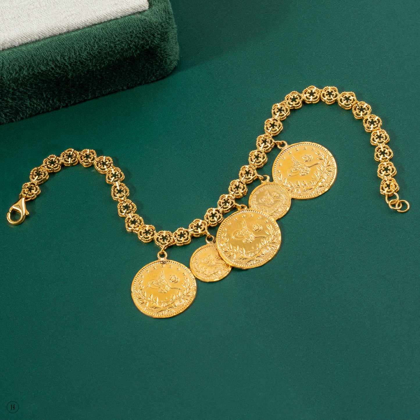 21K Yellow Gold Bahraini Lira Coin Bracelet for ladies in UAE | Online Jewellery Store | سوار من الذهب الأصفر عيار 21 قيراطًا على شكل عملة الليرة البحرينية للسيدات في الإمارات العربية المتحدة | متجر المجوهرات عبر الإنترنت