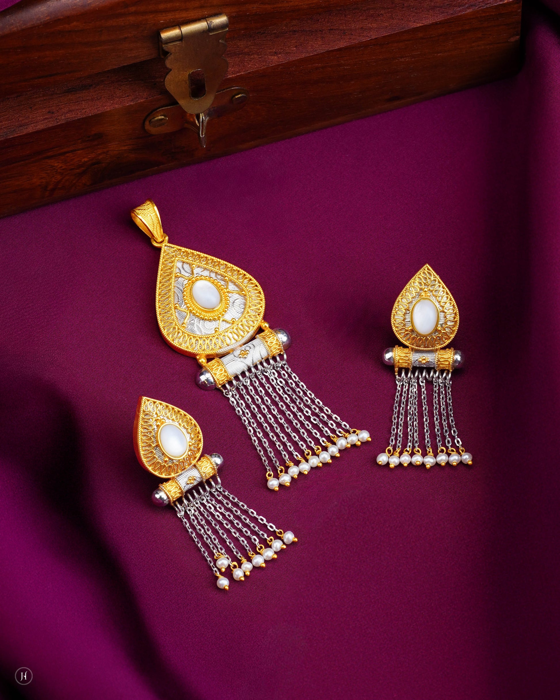 21-Karat Yellow Gold Bahraini Pearl Teardrop Tassel Pendant Set | Traditional Khaleeji  Jewellery in UAE- J.H Jewellers