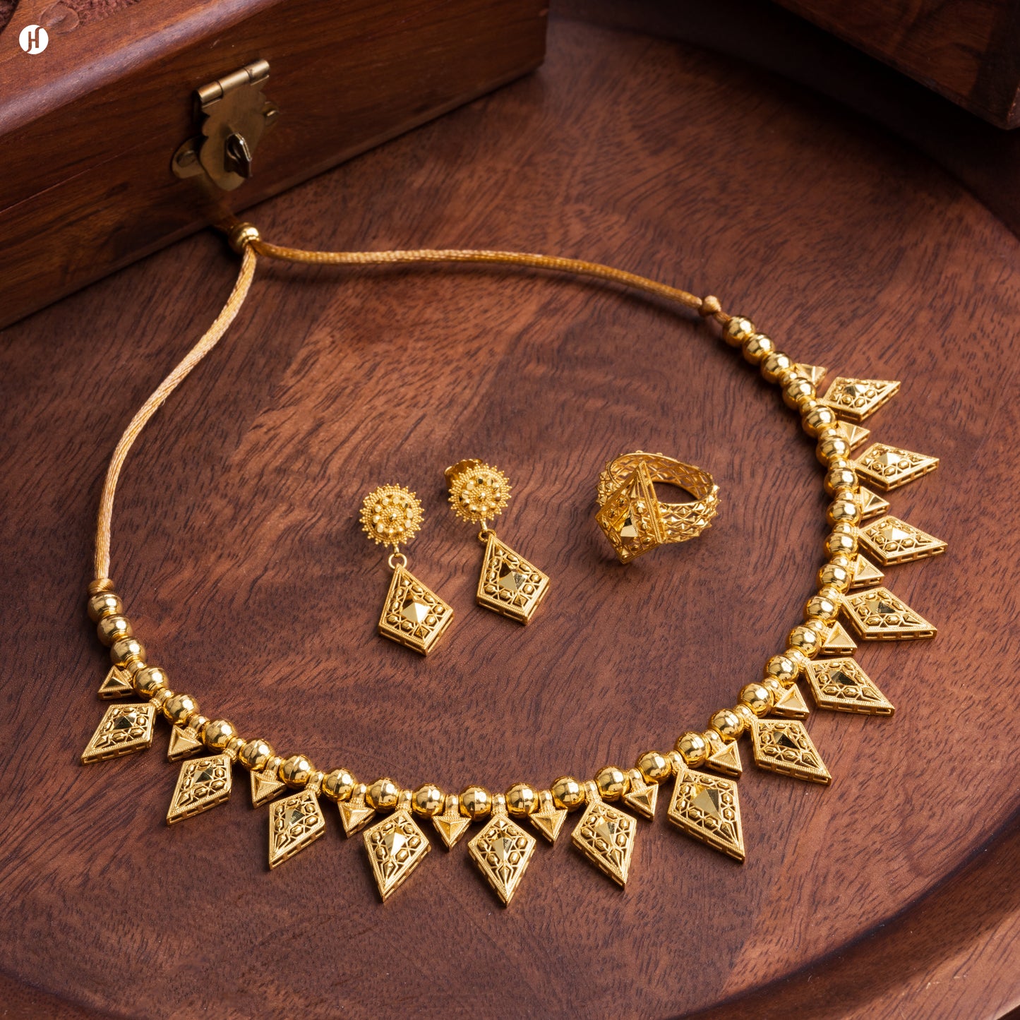 21K Yellow Gold Bahraini Spear-Shaped Pendant Choker Set | Bold Statement Jewellery in UAE