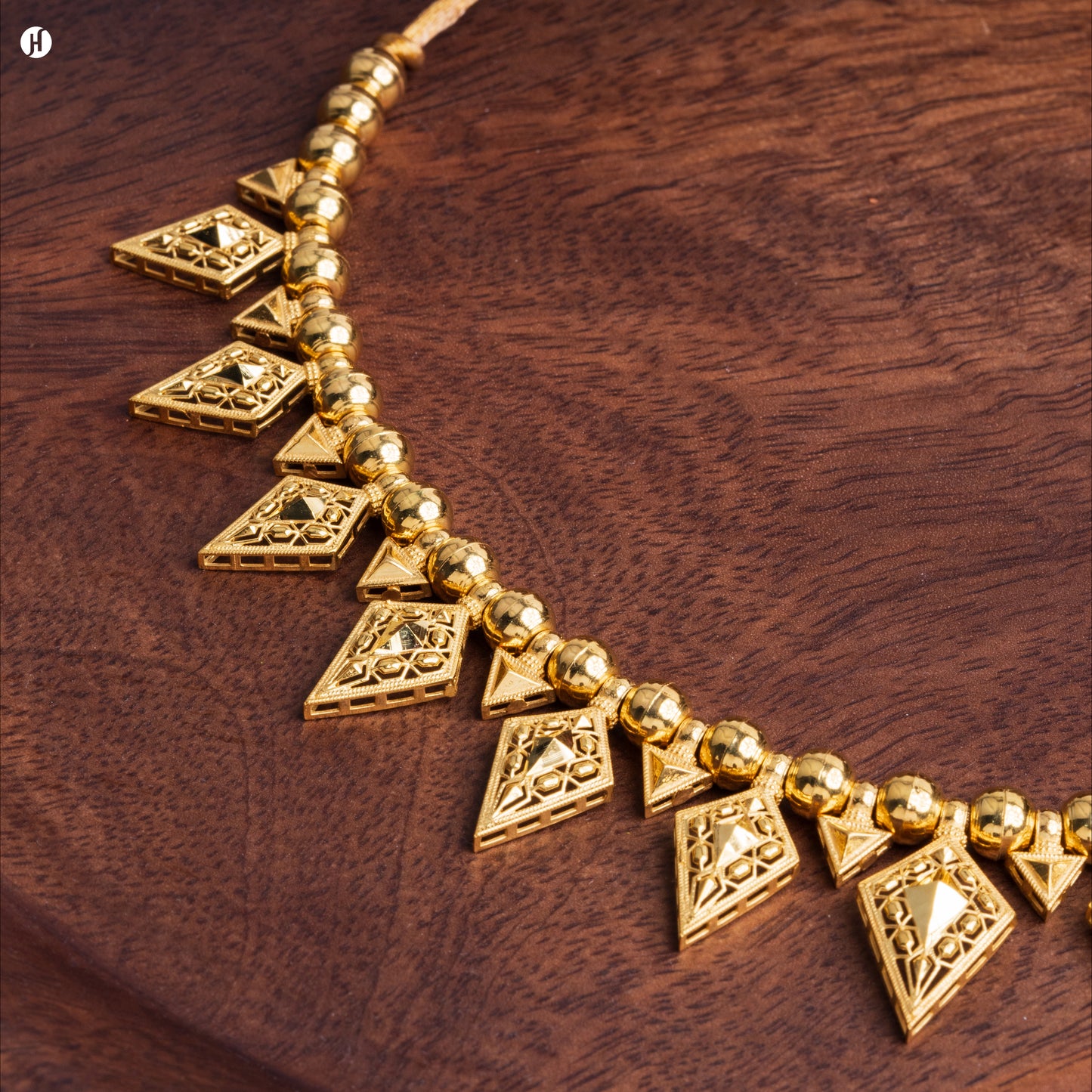 21K Yellow Gold Bahraini Spear-Shaped Pendant Choker Set of ladies | Bold Statement Jewellery in UAE