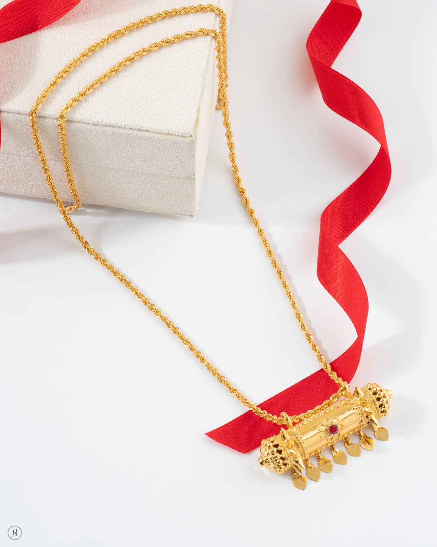 21K Yellow Gold Bahraini Traditional Scroll Pendant neckalce set for ladies in UAE