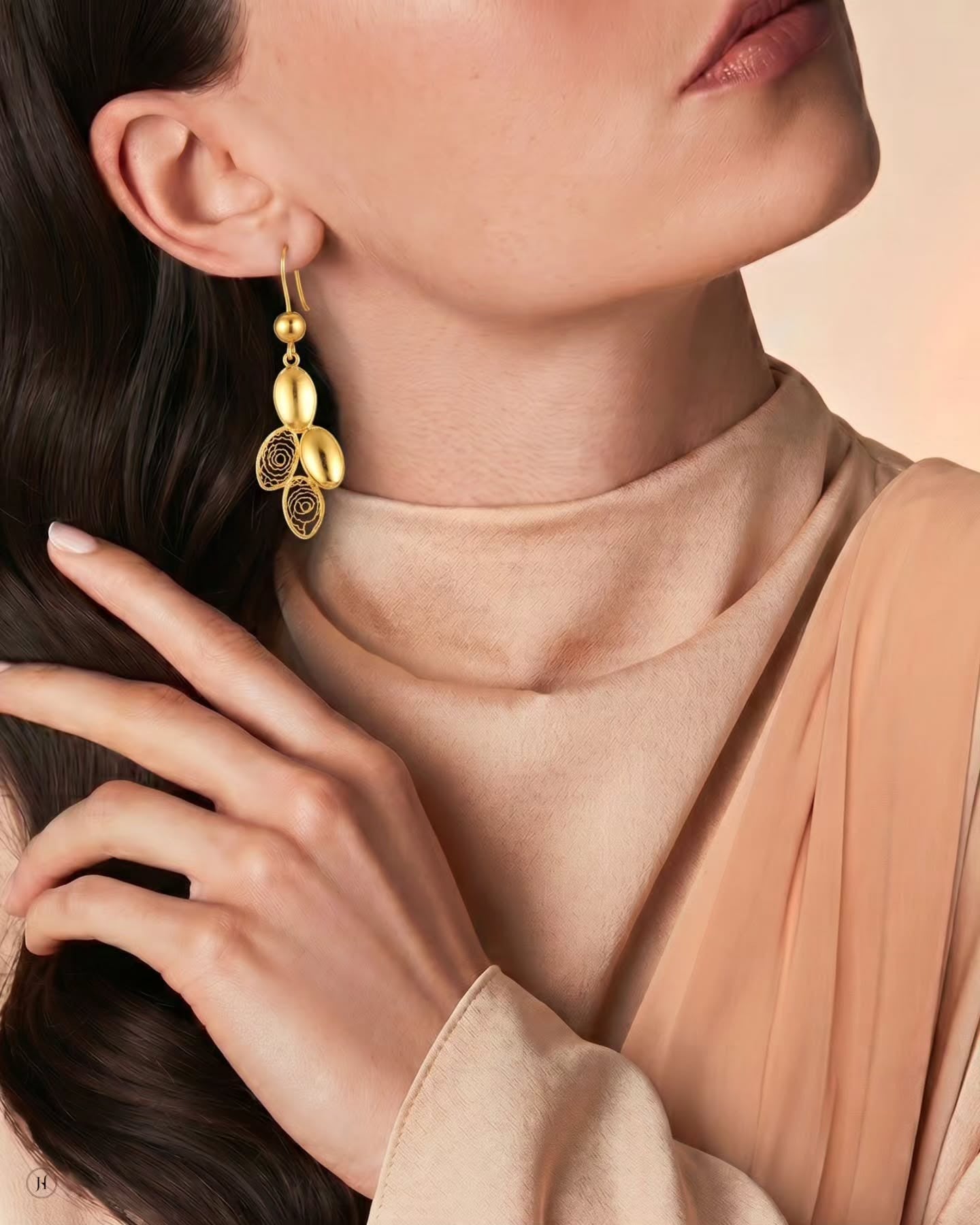 21K Yellow Gold Bahraini V-shaped Petal-style mesh earrings