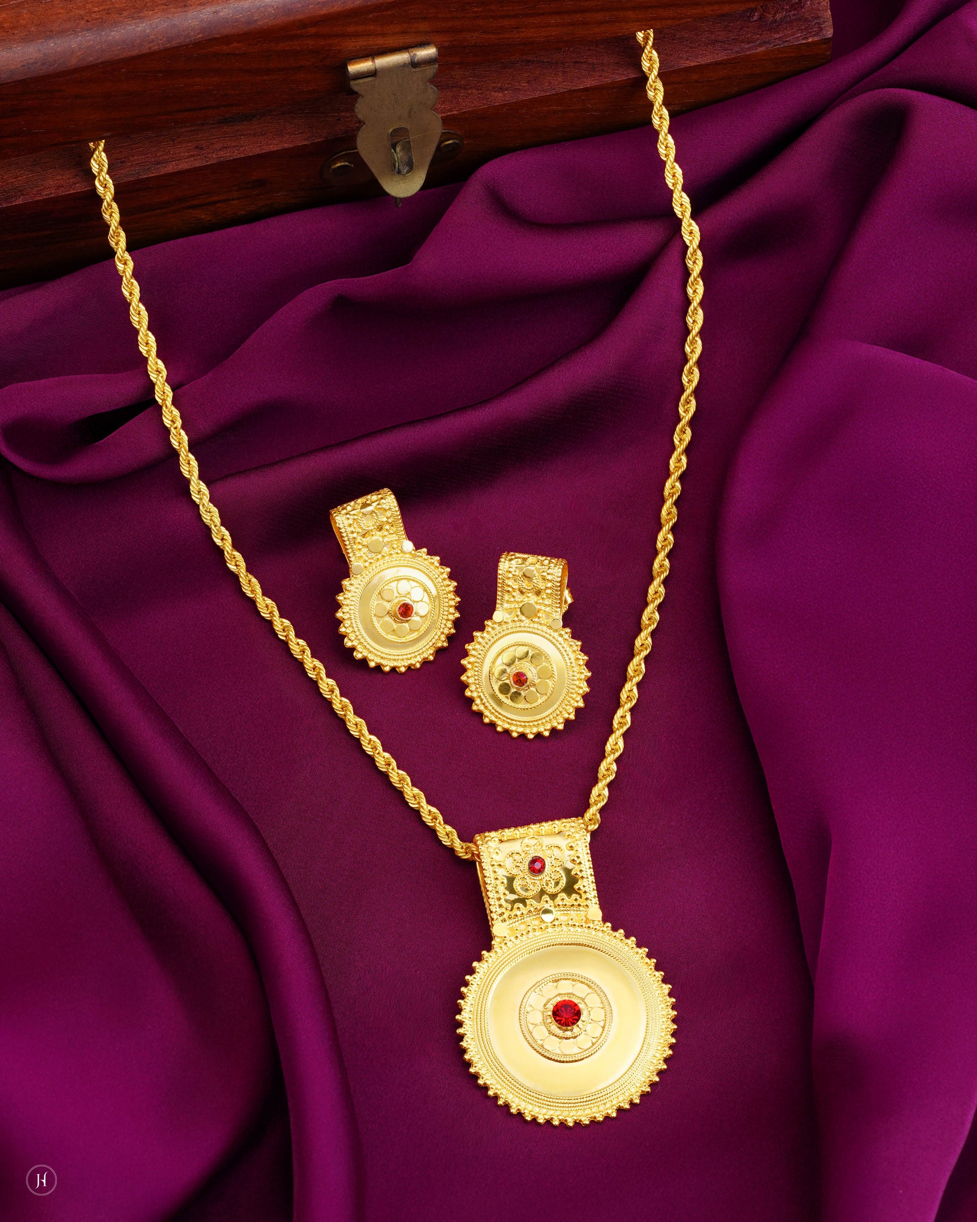 21K Yellow Gold  Circular Pendant Necklace Set with Ruby