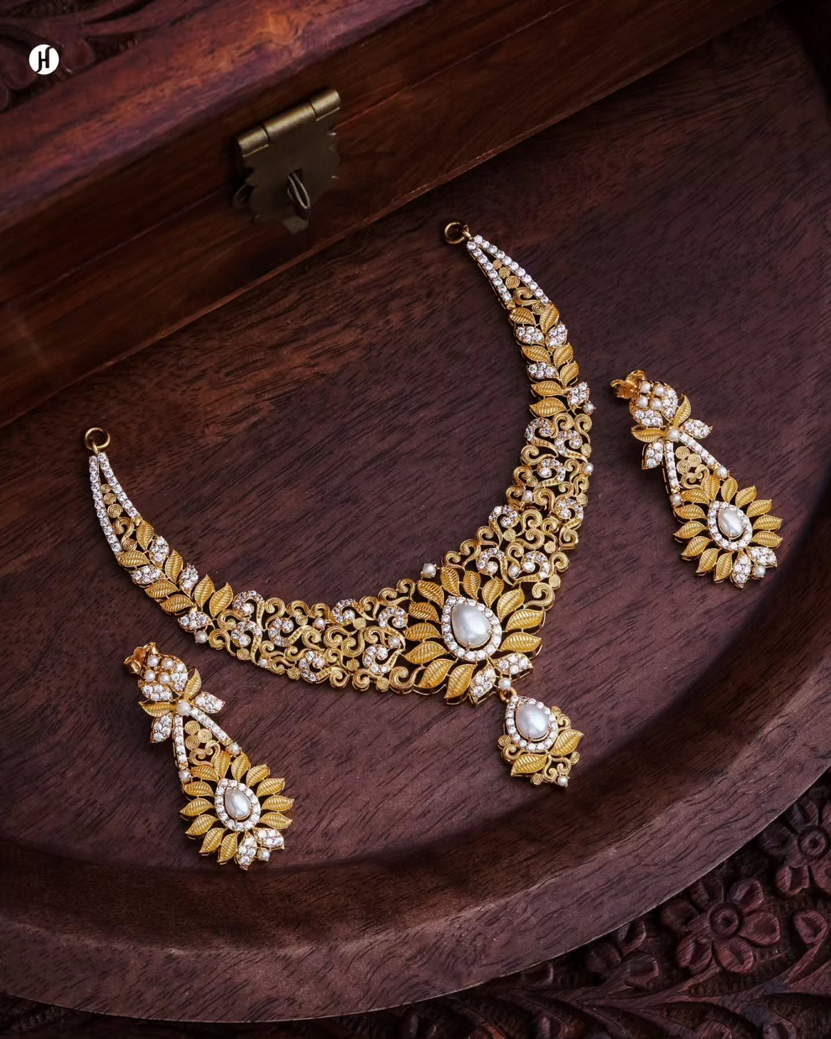 21K Yellow Gold Pakistani Pearl Floral Bloom Necklace Set for Emirati and Khaleeji Ladies in UAE with free home delivery.