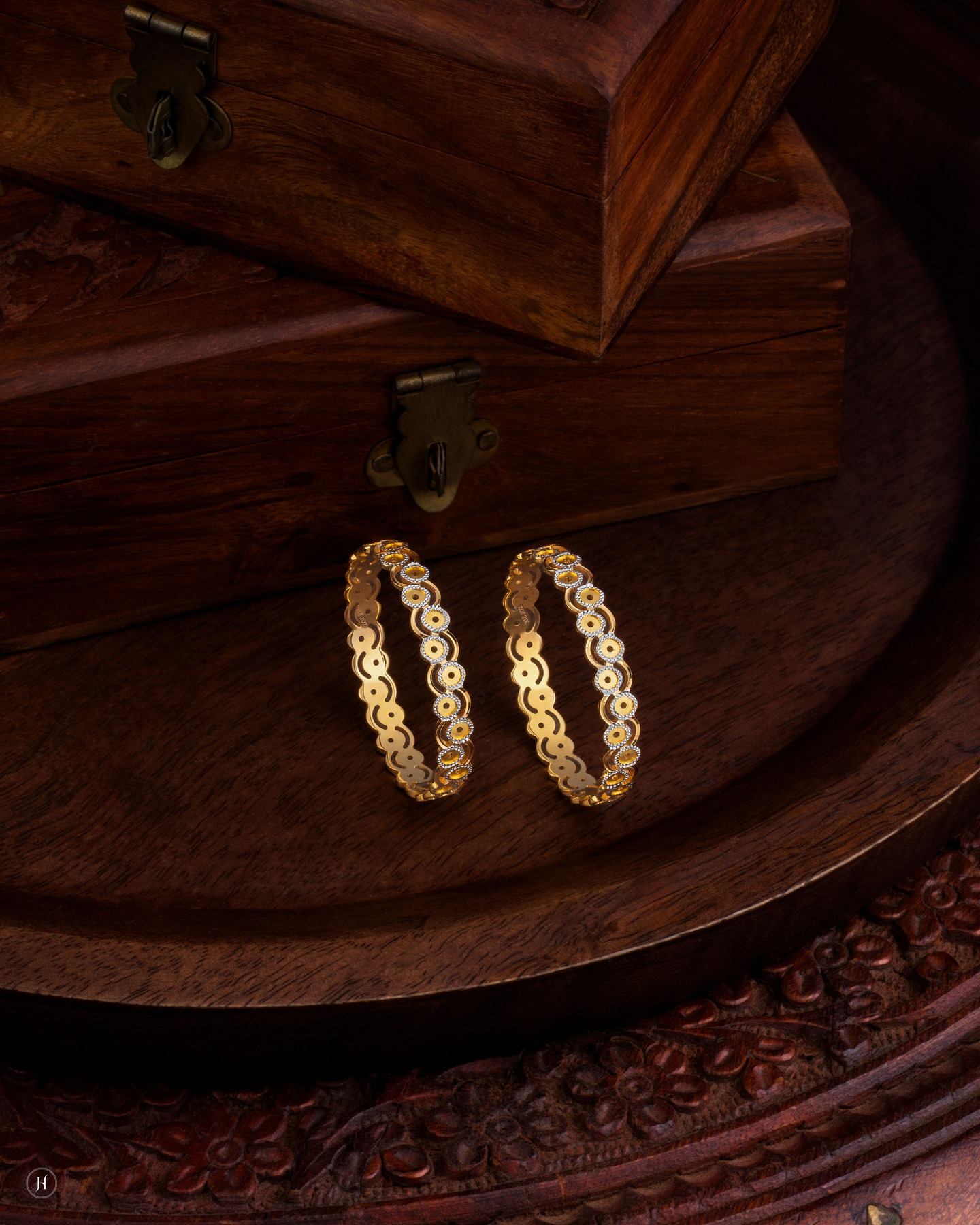 21K Yellow Gold Scalloped Wave Baby Bangle |تسوقي سوار أطفال من الذهب الأصفر عيار 21 قيراط بتصميم مموج أنيق على شكل حرف S. هدية مثالية للمواليد الجدد والاحتفالات في الإمارات العربية المتحدة.