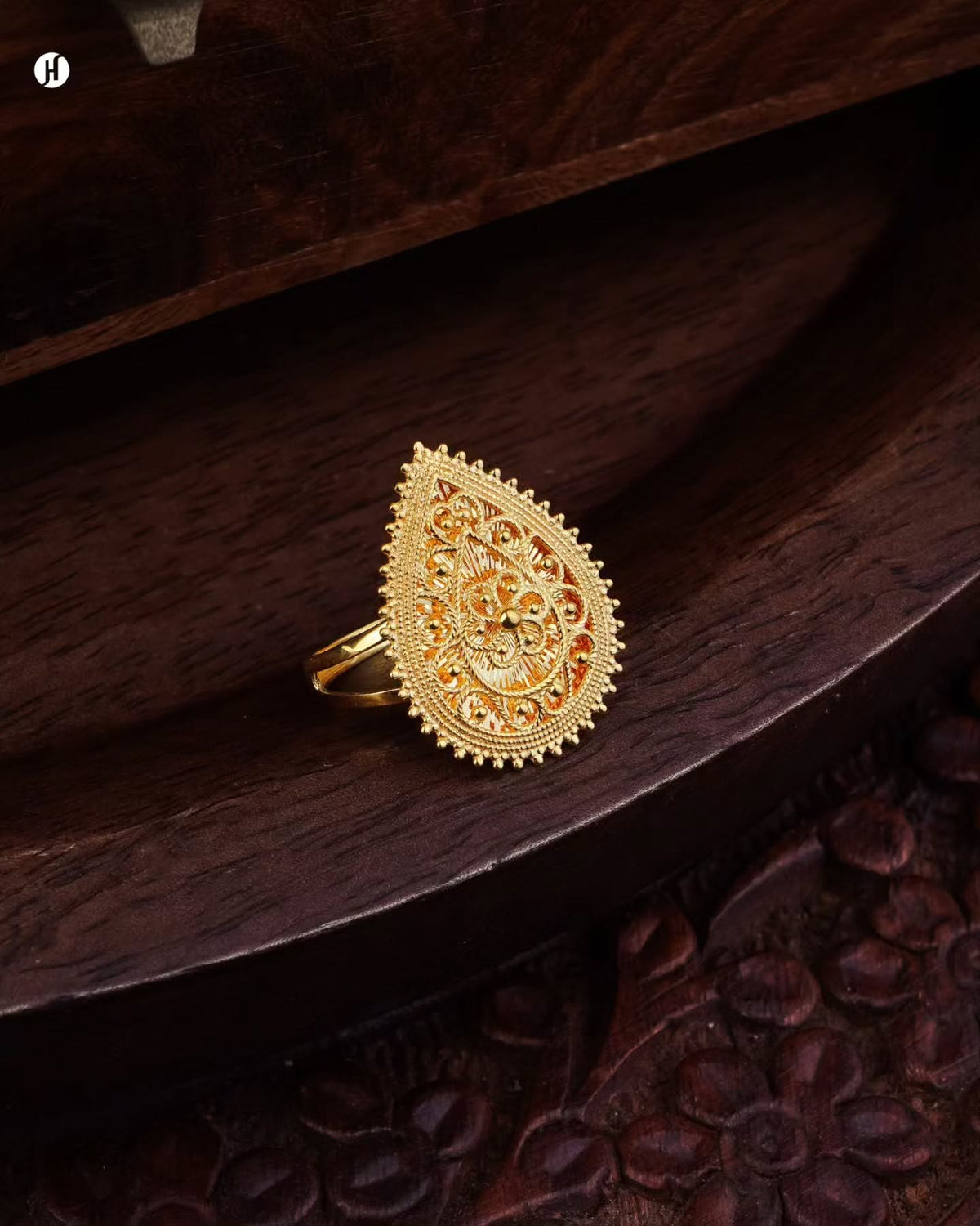21K yellow gold Arabic teardrop filigree ring matching the pendant necklace set, for Emirati and Khaleeji women.
