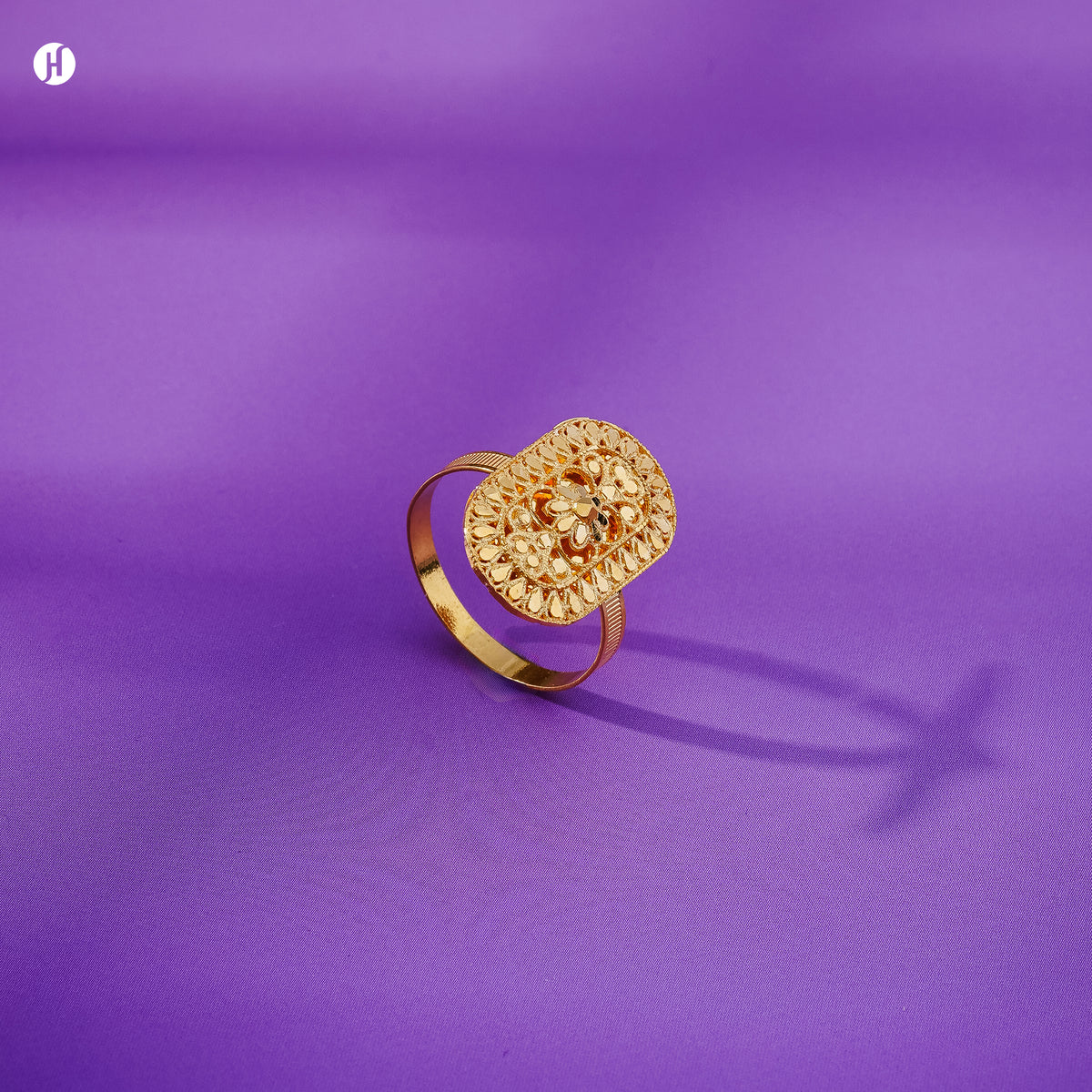 21K yellow gold Bahraini oval medallion ring, traditional Khaleeji gold jewellery for Emirati ladies