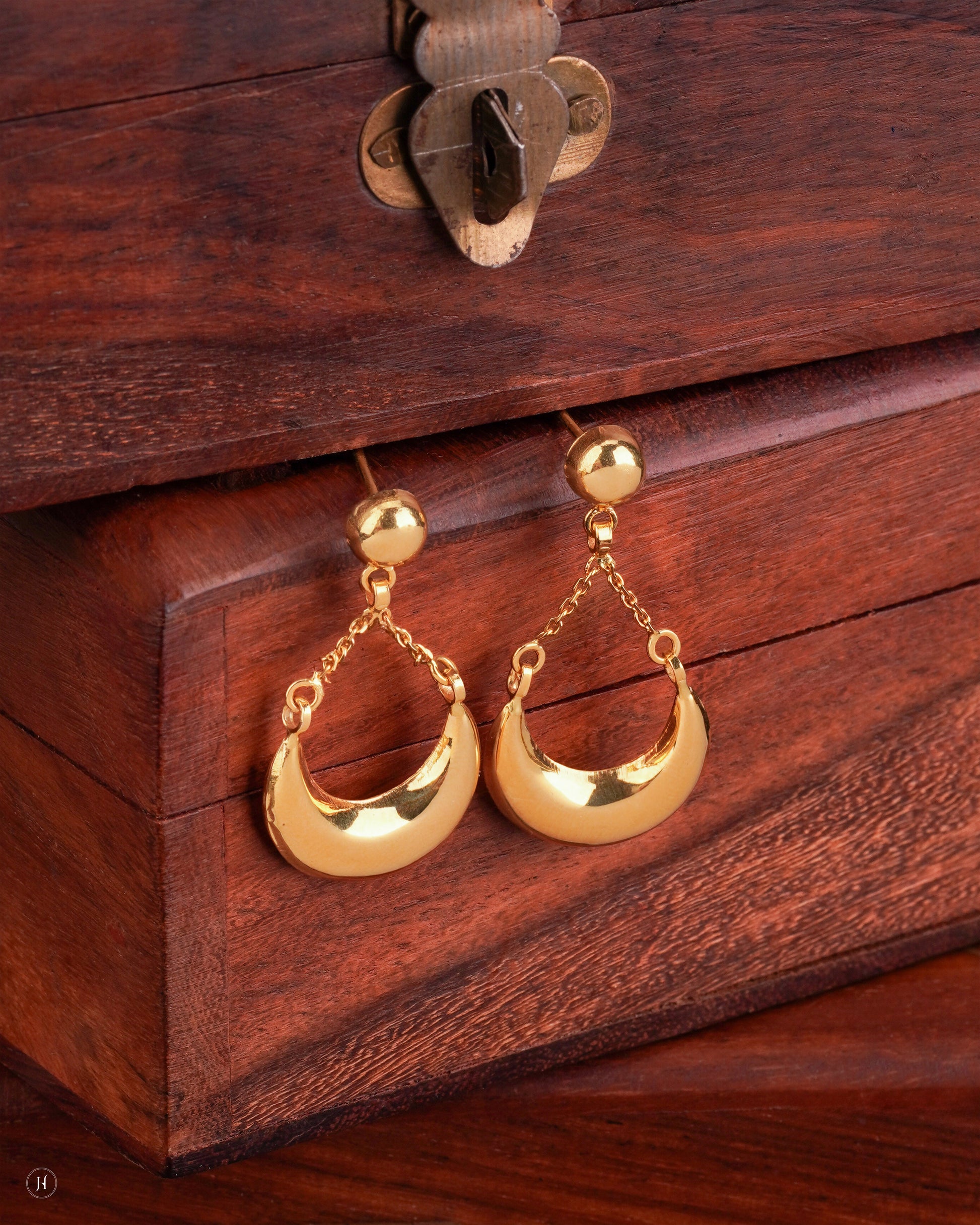 21Karat Rose Gold Bahraini Glossy Crescent Moon Earrings | online gold jewellery store for Khaleeji Women in UAE