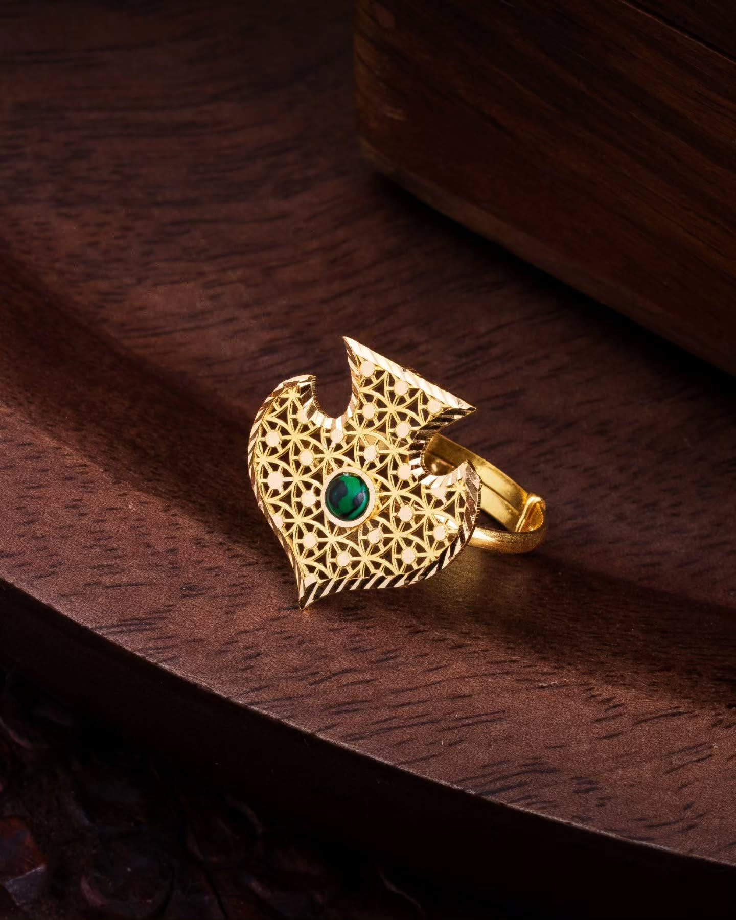 21Karat Yellow Gold Bahraini Arrow Motif ring with Malachite |Gold ring price in dubai