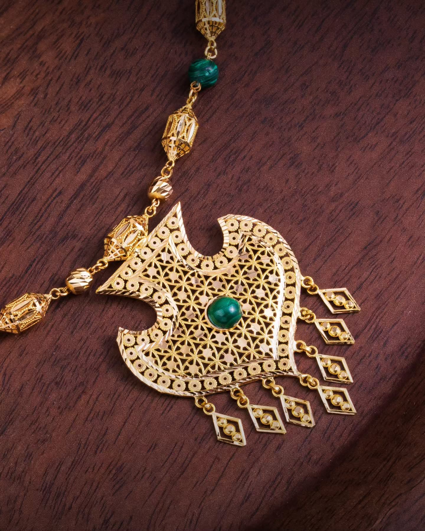 21Karat Yellow Gold Bahraini Arrow Motif necklace with Malachite |Gold necklace price in dubai