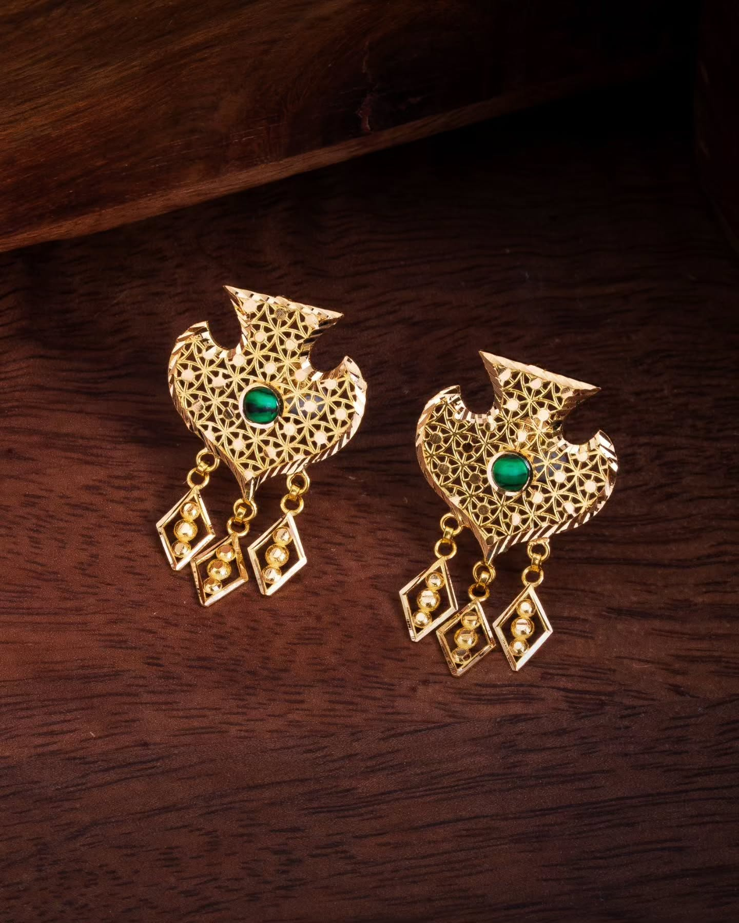 21Karat Yellow Gold Bahraini Arrow Motif ring with Malachite |Gold earrings price in dubai